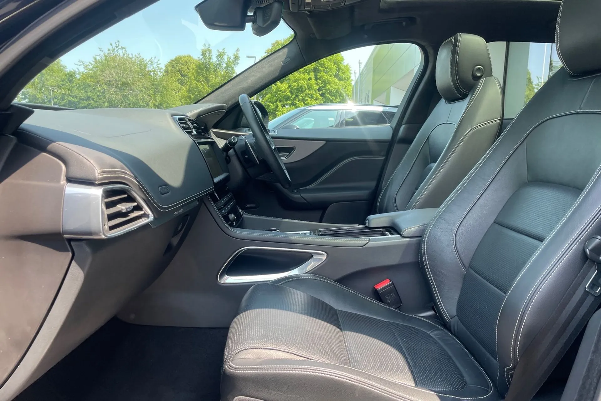 Jaguar F-PACE thumbnail image number 10