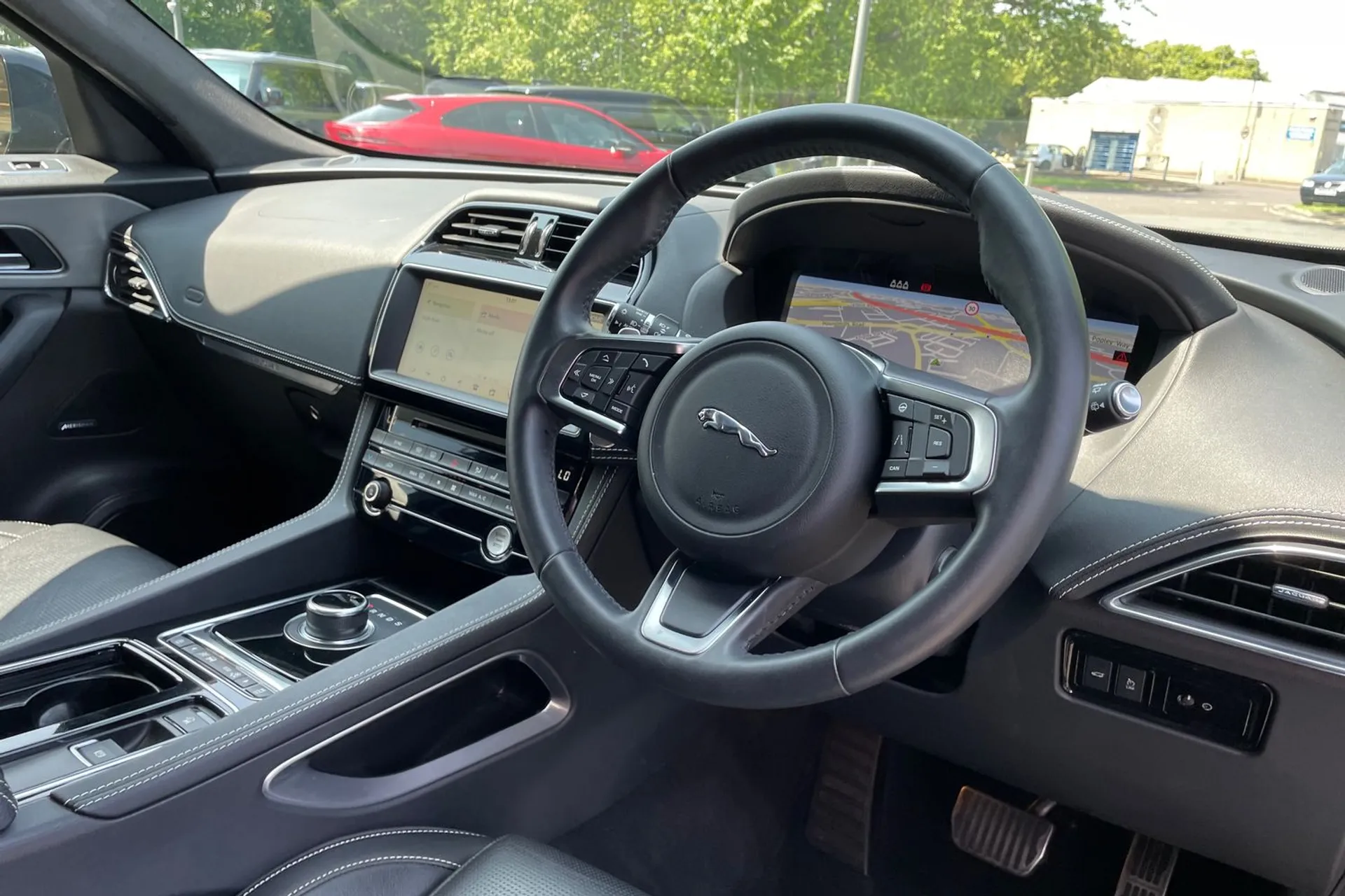 Jaguar F-PACE thumbnail image number 32