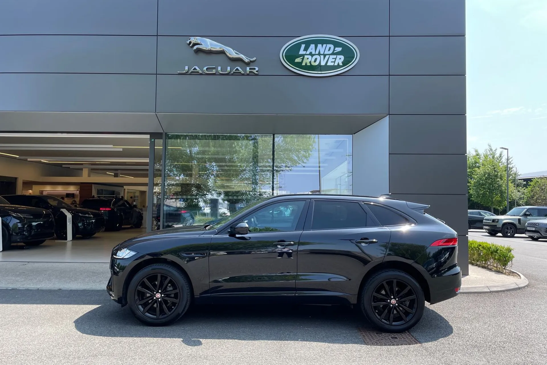Jaguar F-PACE thumbnail image number 27
