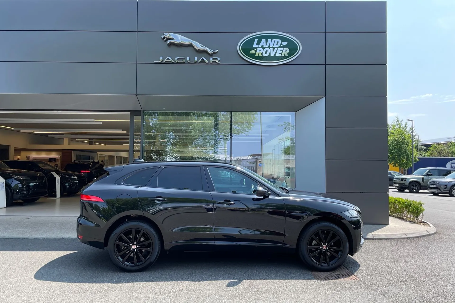 Jaguar F-PACE thumbnail image number 2