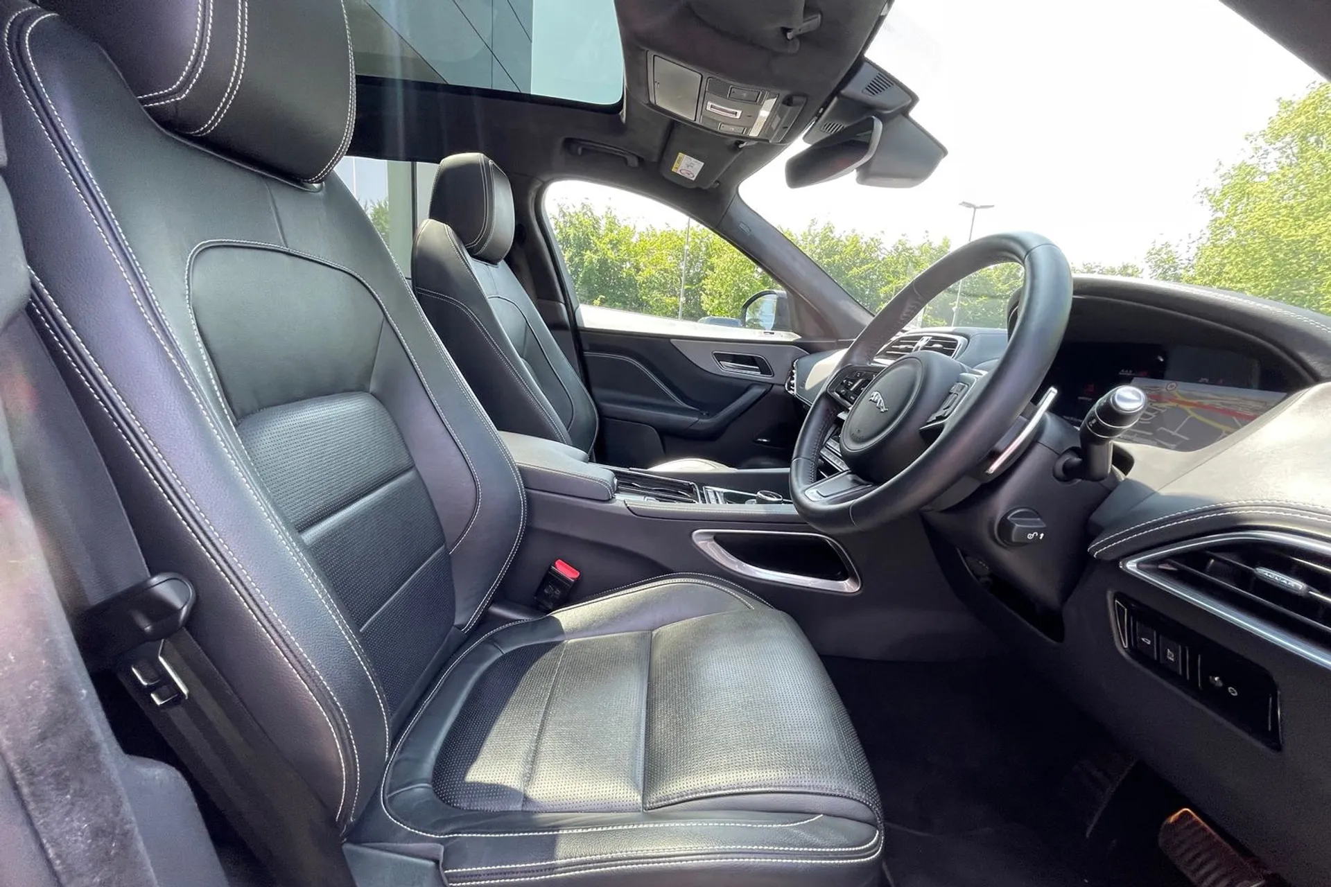 Jaguar F-PACE thumbnail image number 9