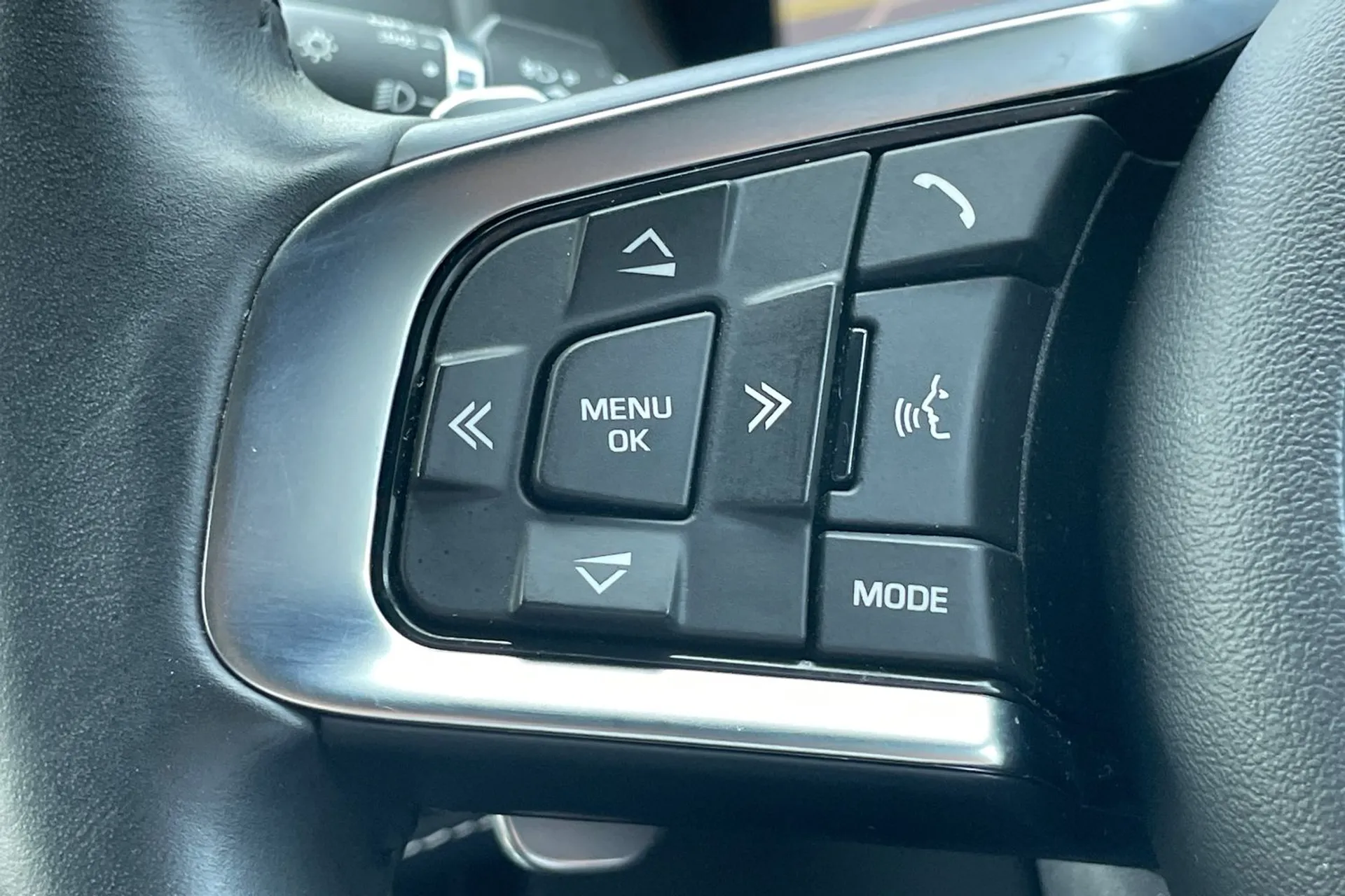 Jaguar F-PACE thumbnail image number 26