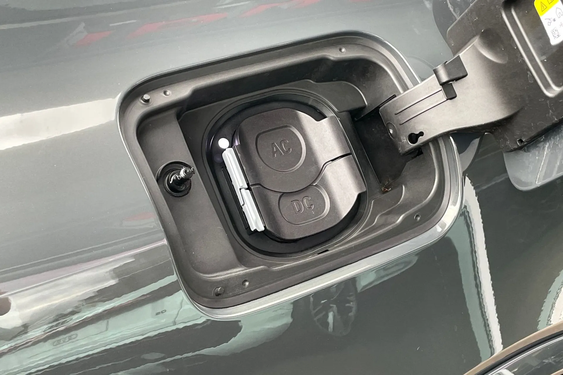 BMW I4 thumbnail image number 17