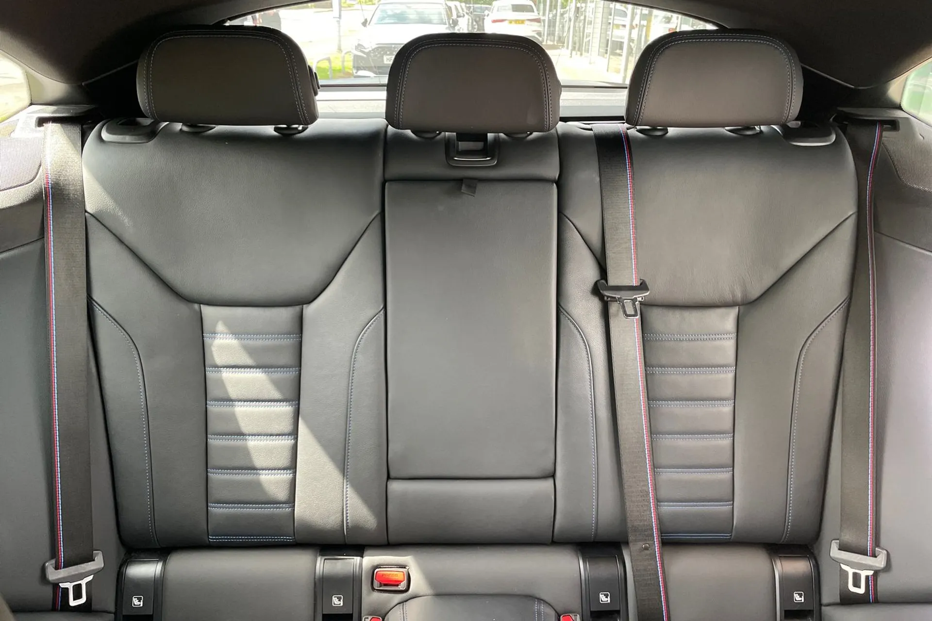 BMW I4 thumbnail image number 30