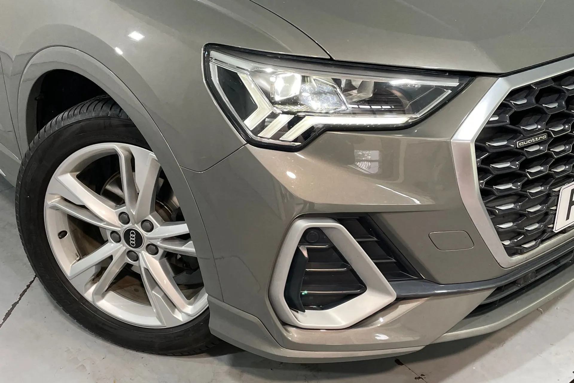 Audi Q3 thumbnail image number 10