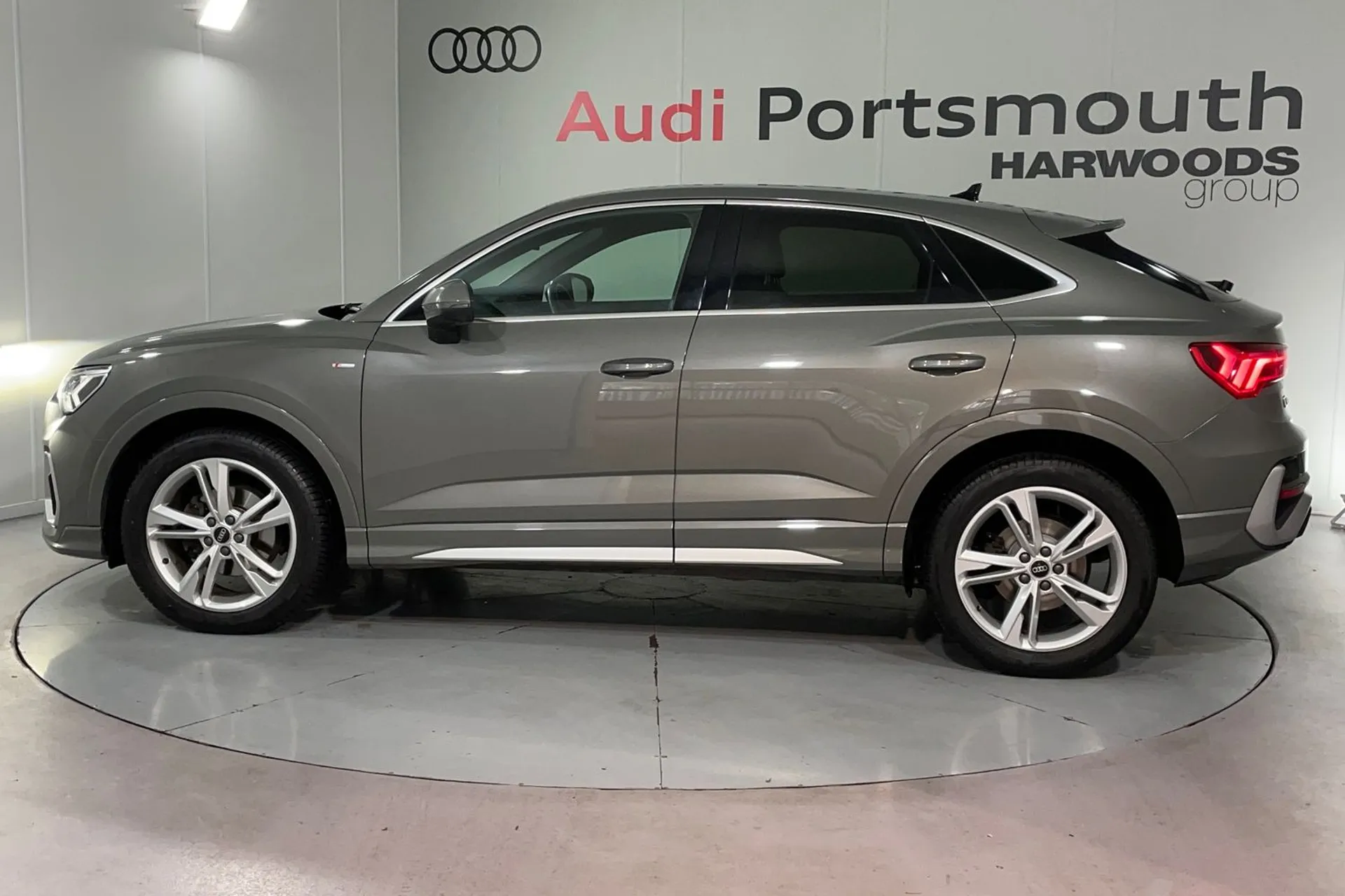 Audi Q3 thumbnail image number 11