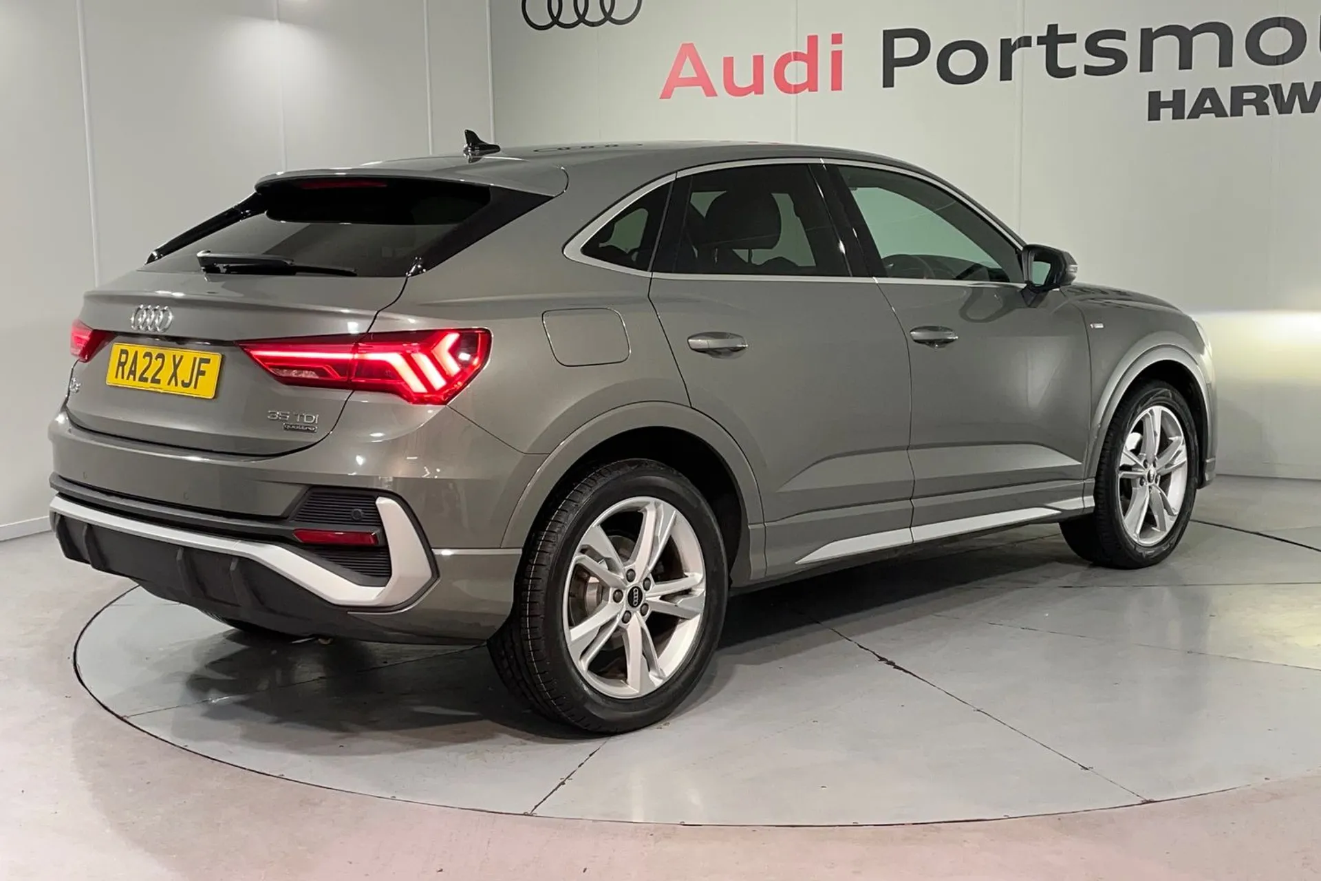 Audi Q3 thumbnail image number 9