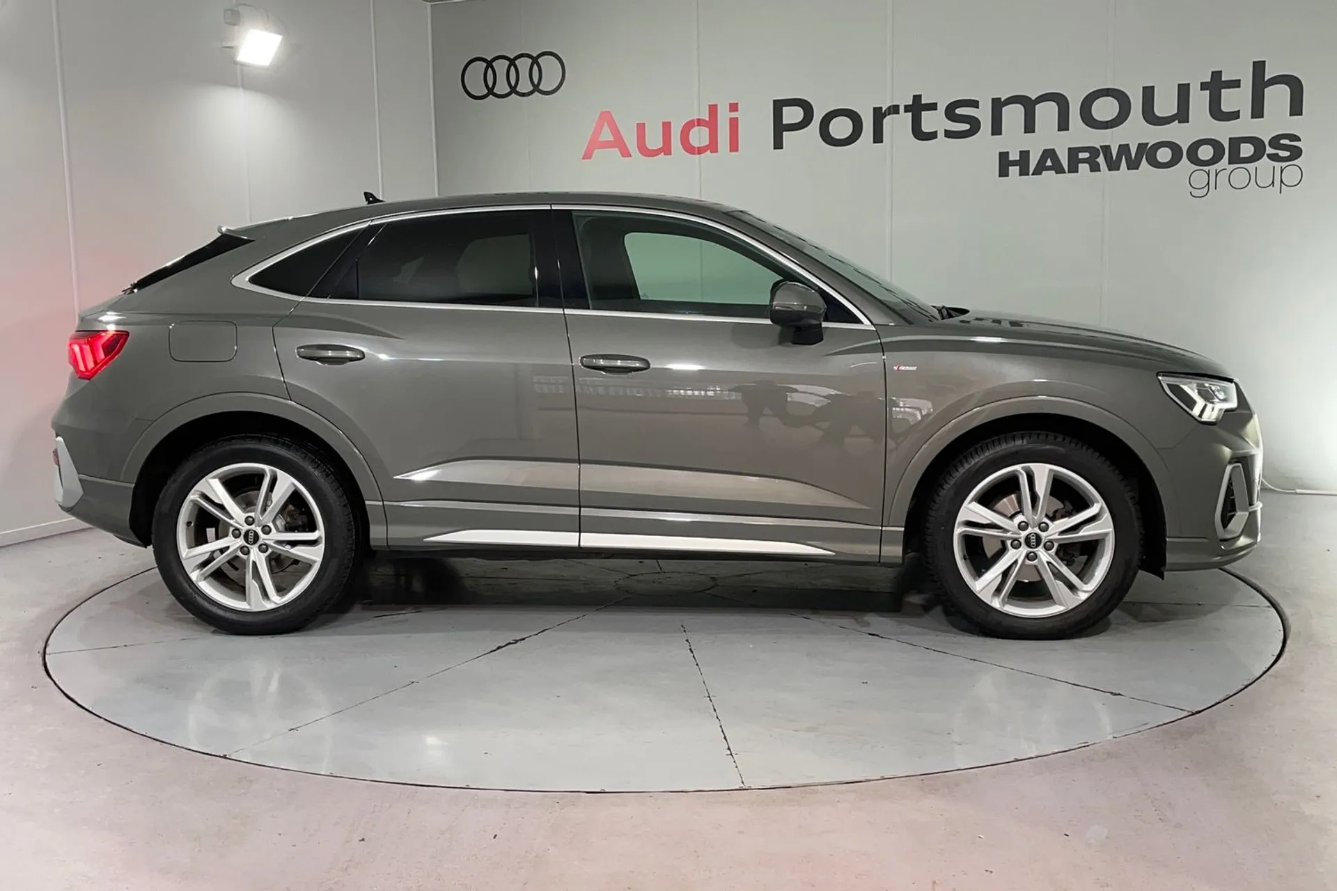 Audi Q3 thumbnail image number 2