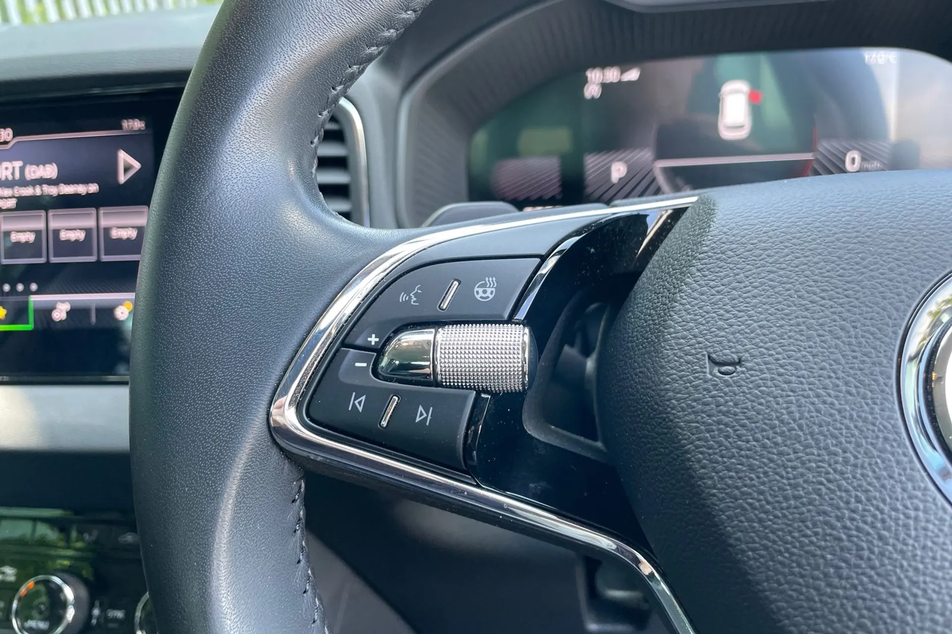 SKODA KAROQ thumbnail image number 36