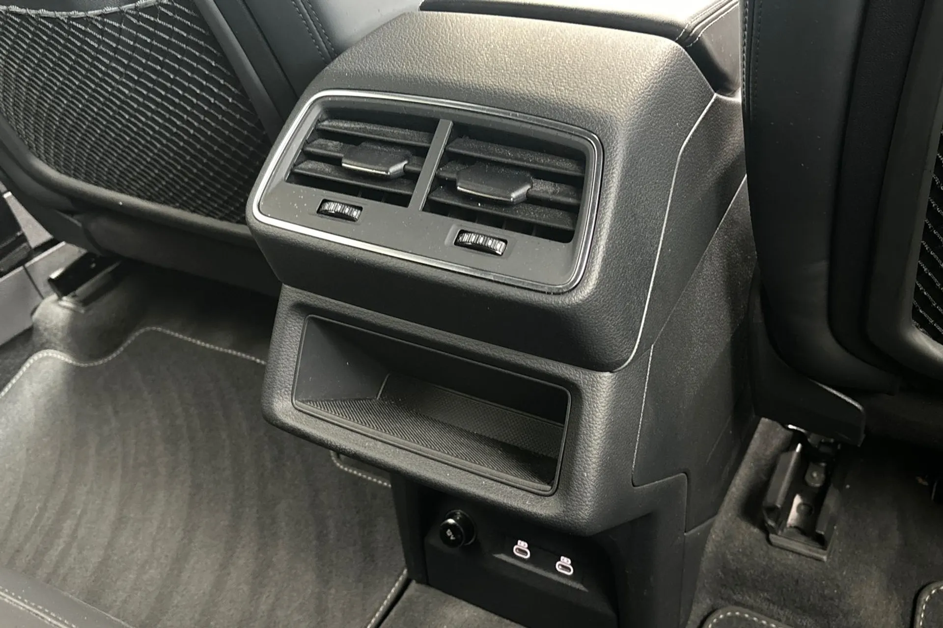 Audi e-tron thumbnail image number 47
