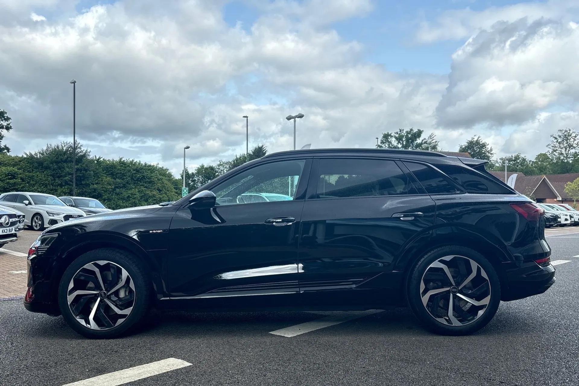 Audi e-tron thumbnail image number 10