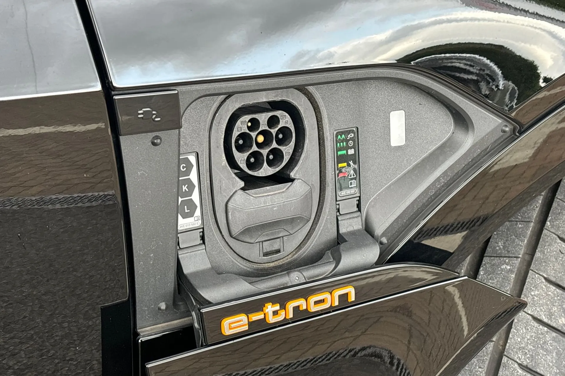 Audi e-tron thumbnail image number 18