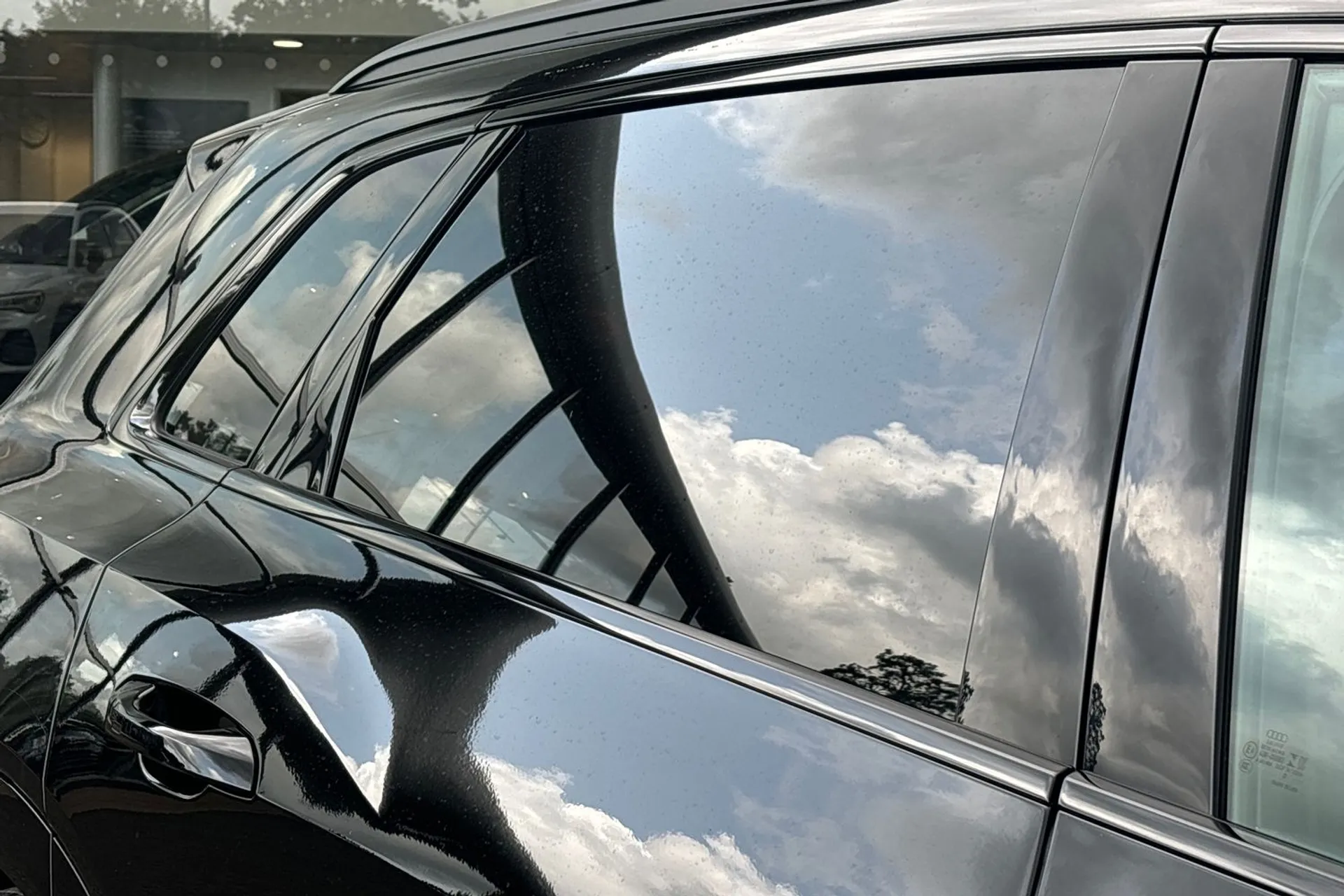 Audi e-tron thumbnail image number 14