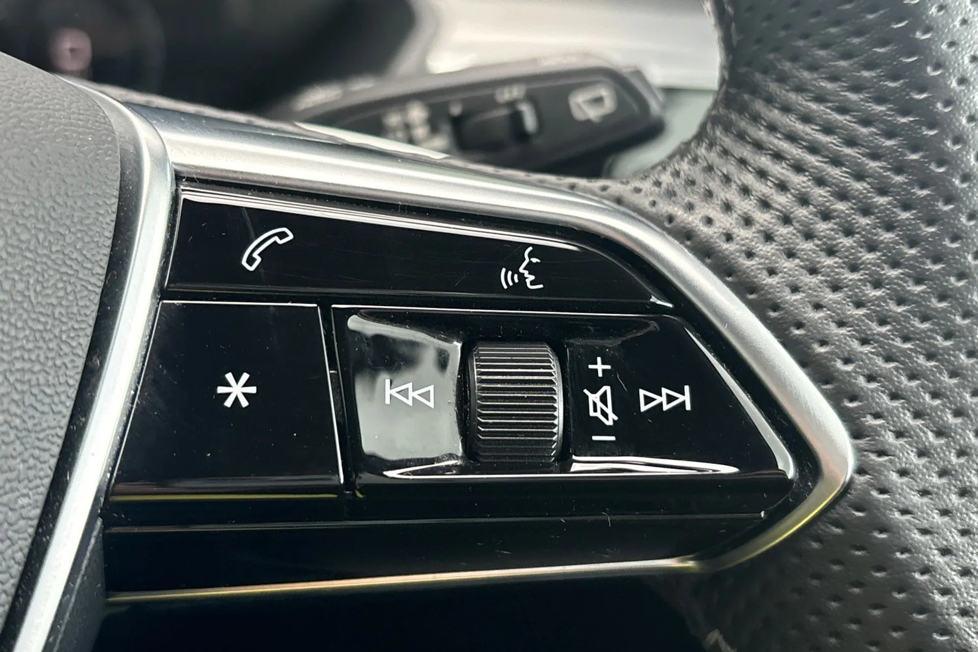 Audi e-tron thumbnail image number 38