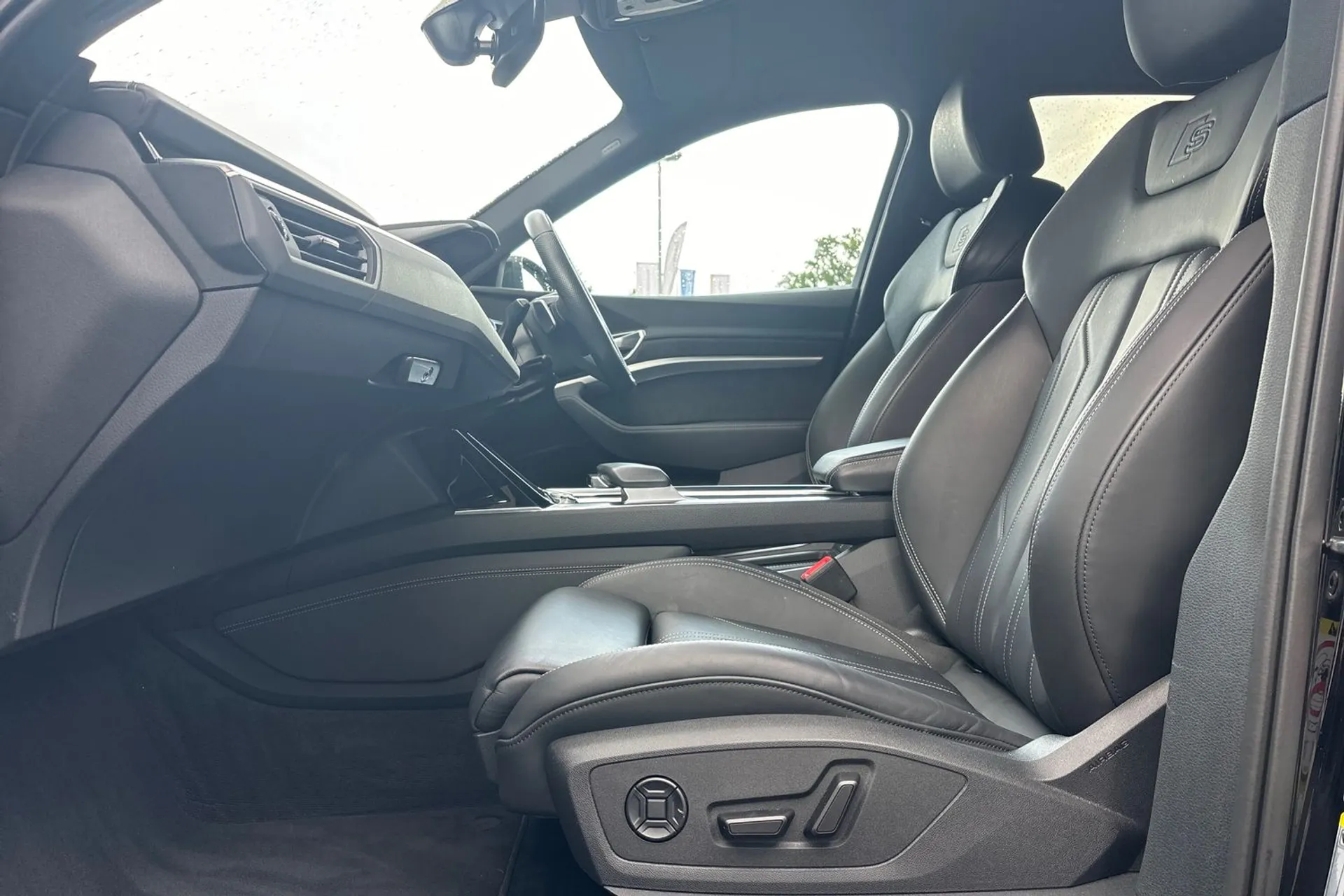Audi e-tron thumbnail image number 28