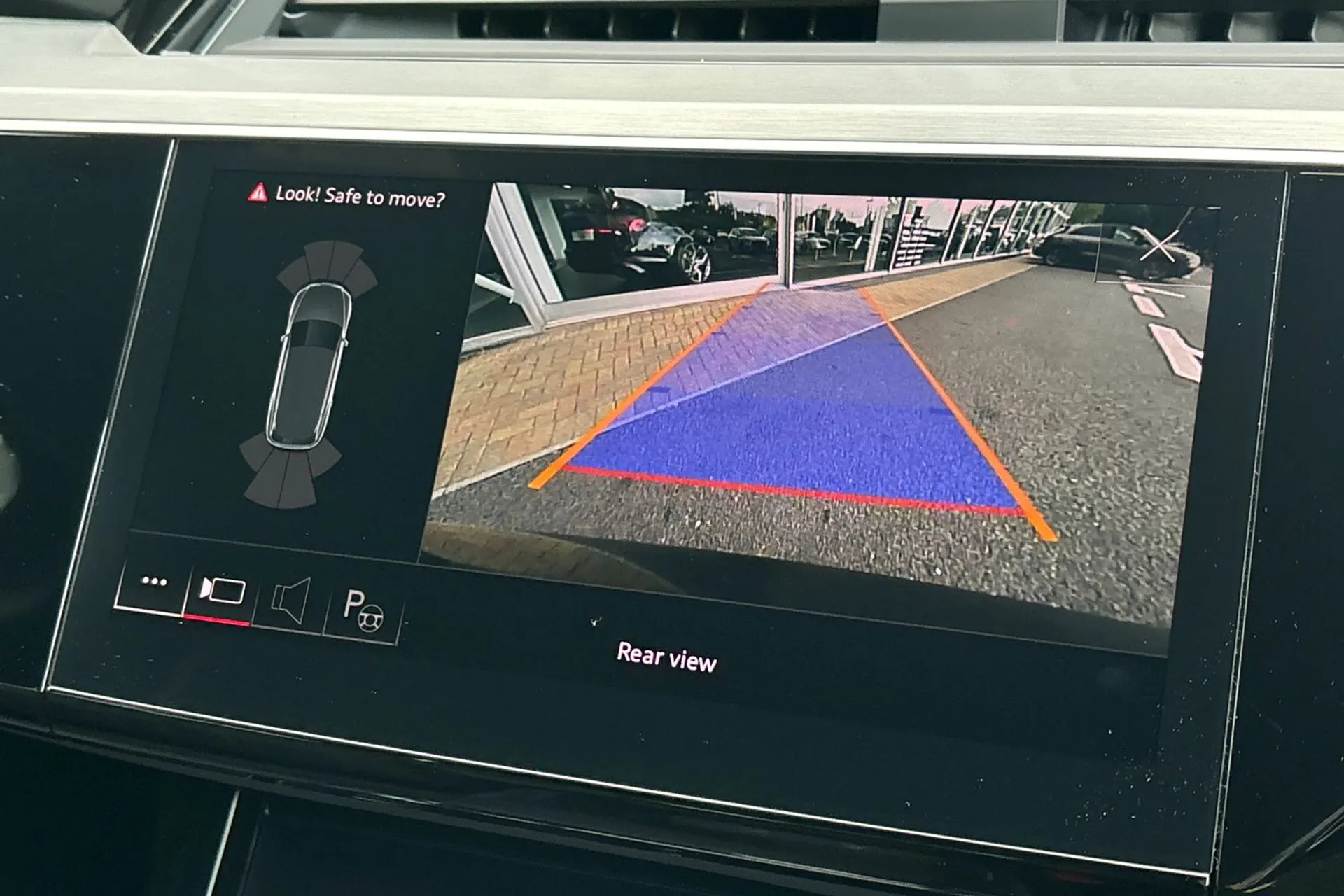 Audi e-tron thumbnail image number 3