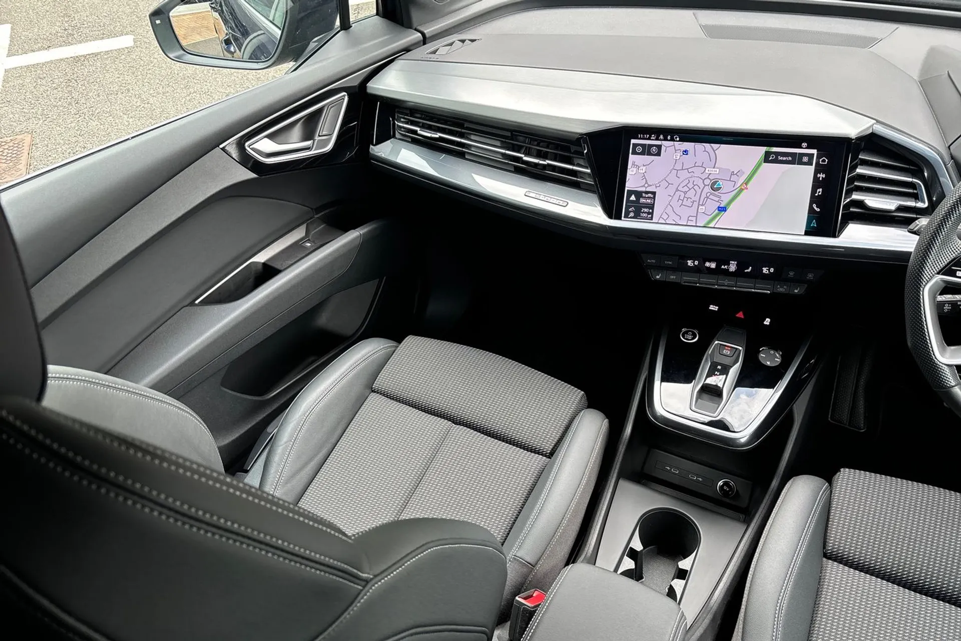 Audi Q4 thumbnail image number 32