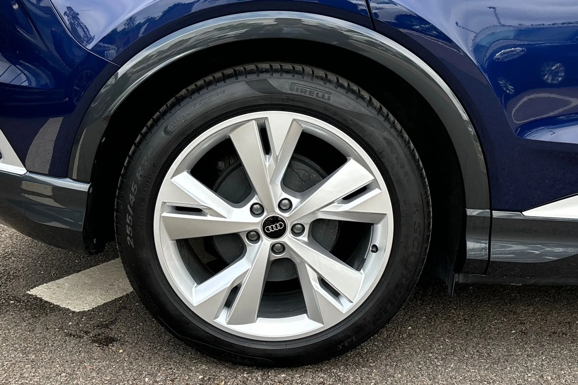 Audi Q4 thumbnail image number 12