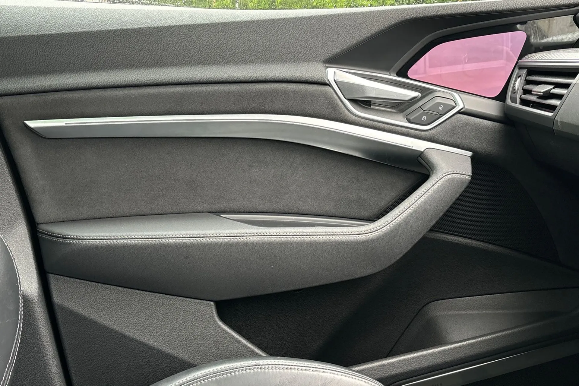 Audi e-tron thumbnail image number 40
