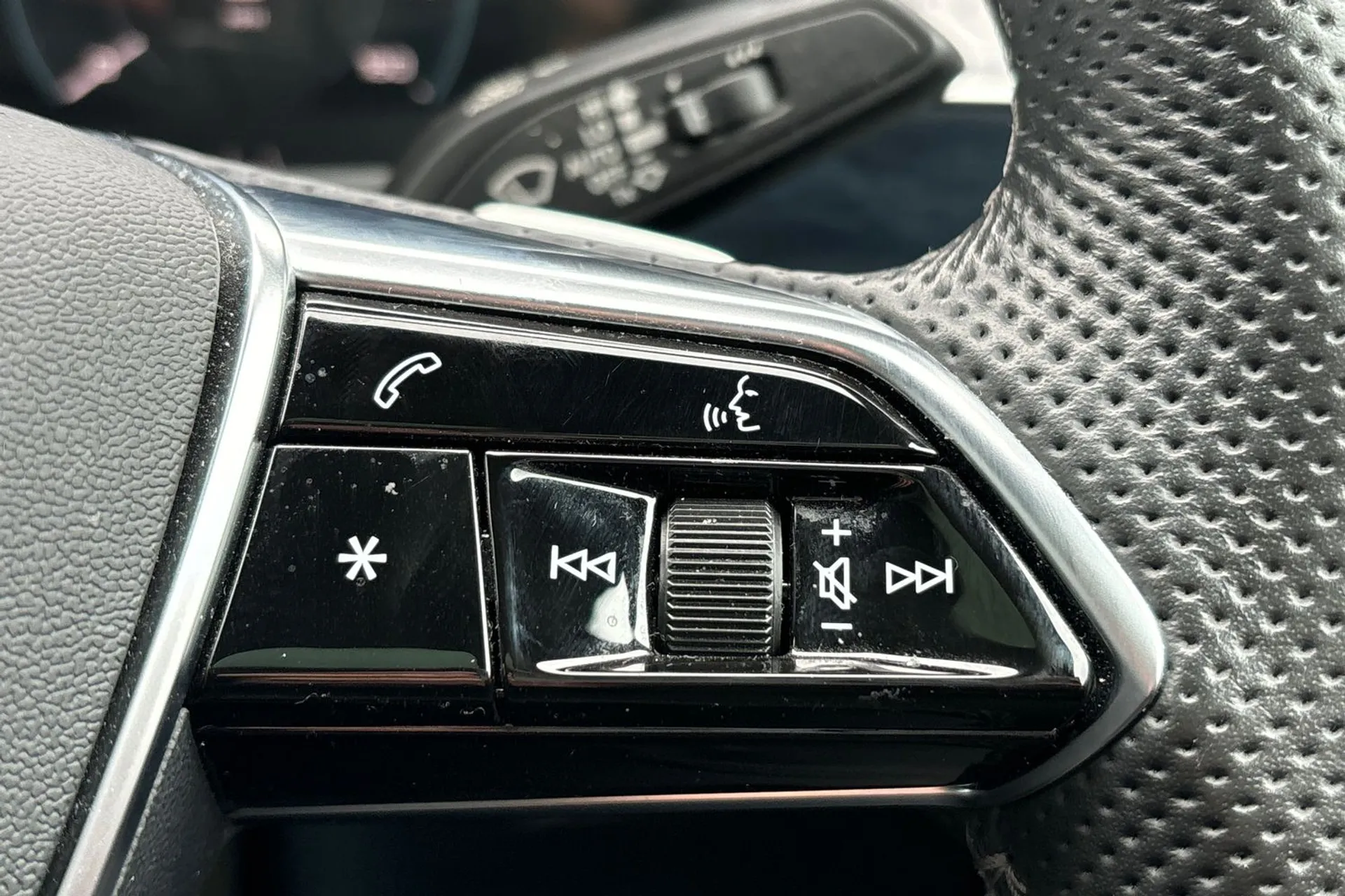 Audi e-tron thumbnail image number 38