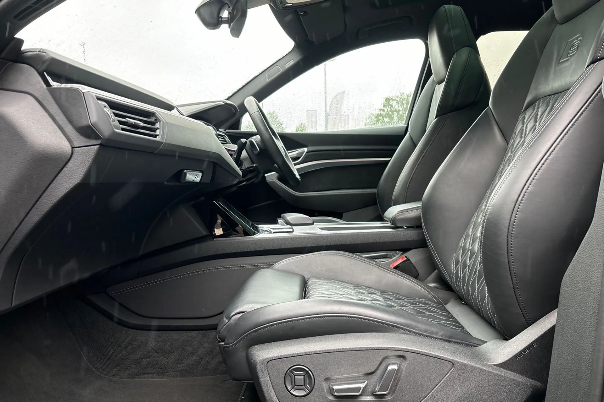 Audi e-tron thumbnail image number 29