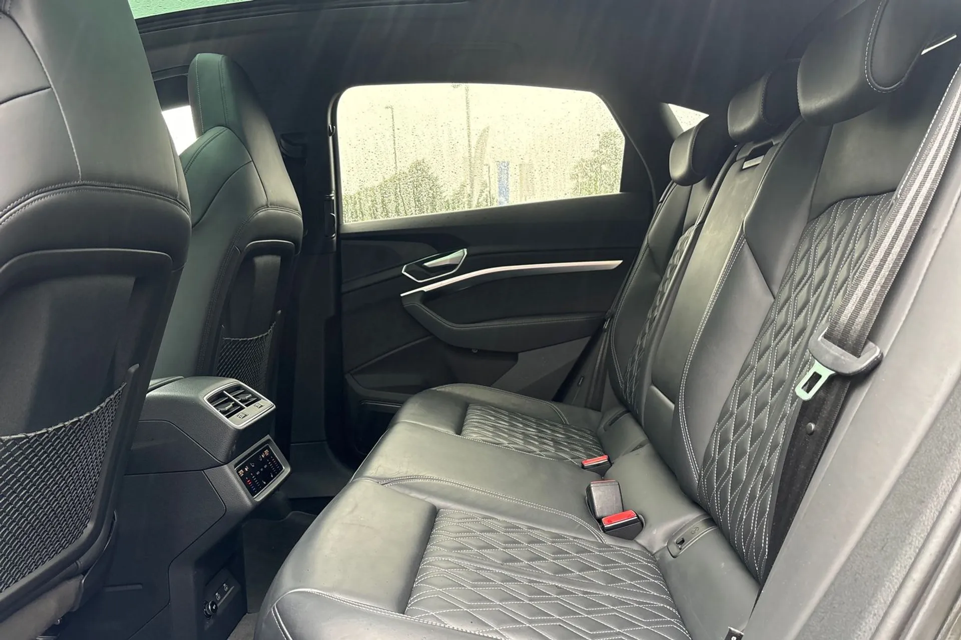 Audi e-tron thumbnail image number 30