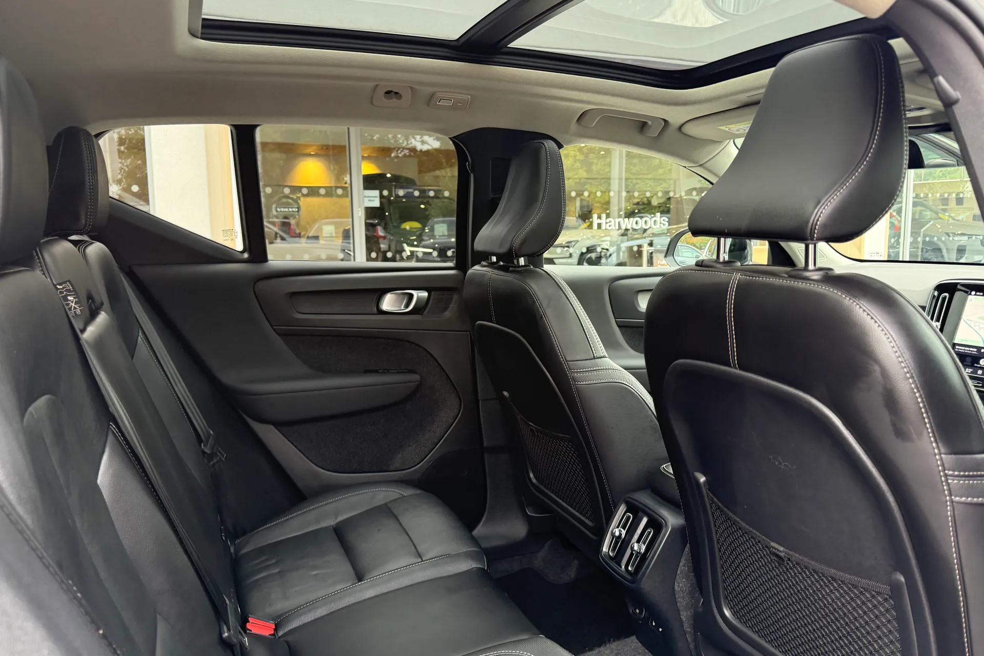 Volvo XC40 R-DESIGN PRO B4 MHEV thumbnail image number 23