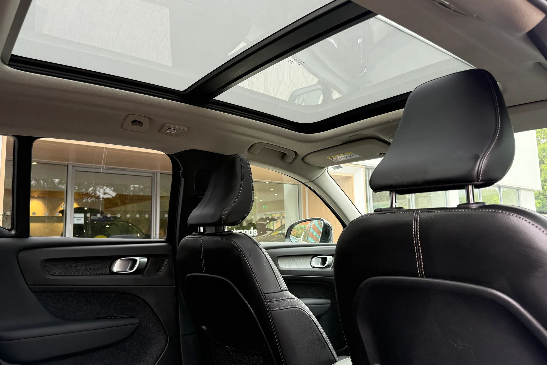 Volvo XC40 R-DESIGN PRO B4 MHEV thumbnail image number 24