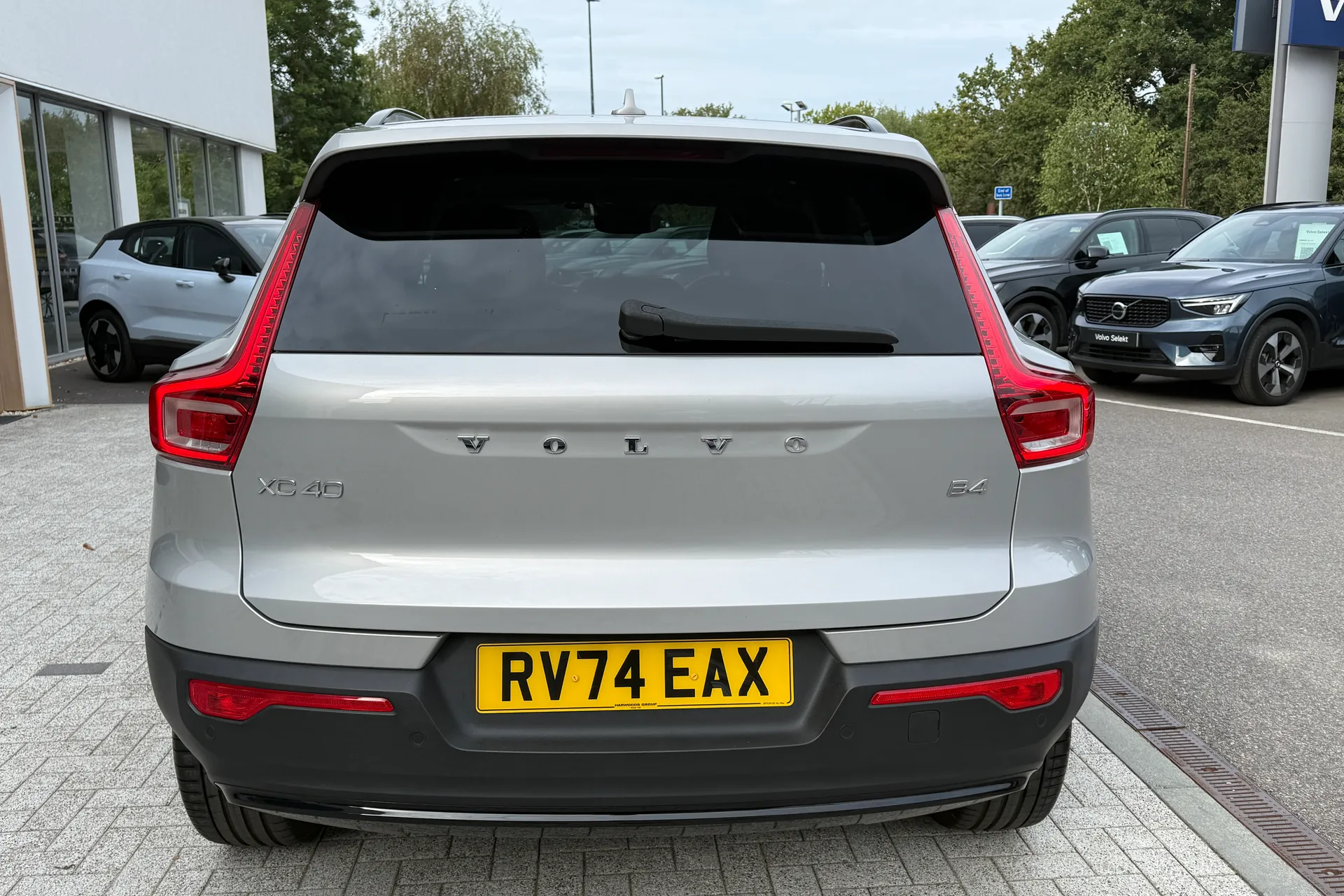 Volvo XC40 R-DESIGN PRO B4 MHEV thumbnail image number 9