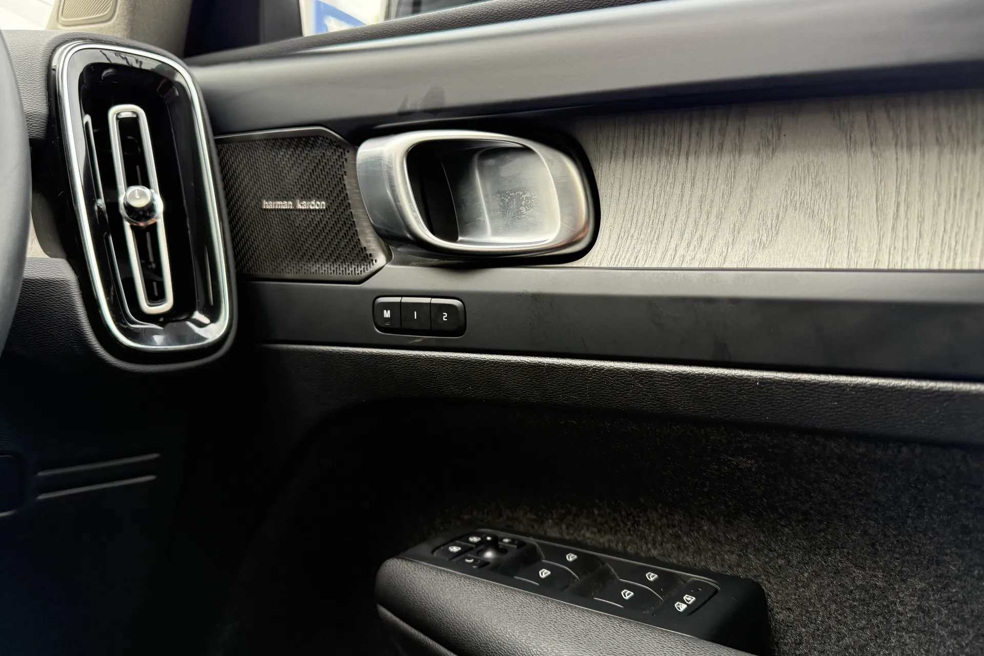 Volvo XC40 R-DESIGN PRO B4 MHEV thumbnail image number 41