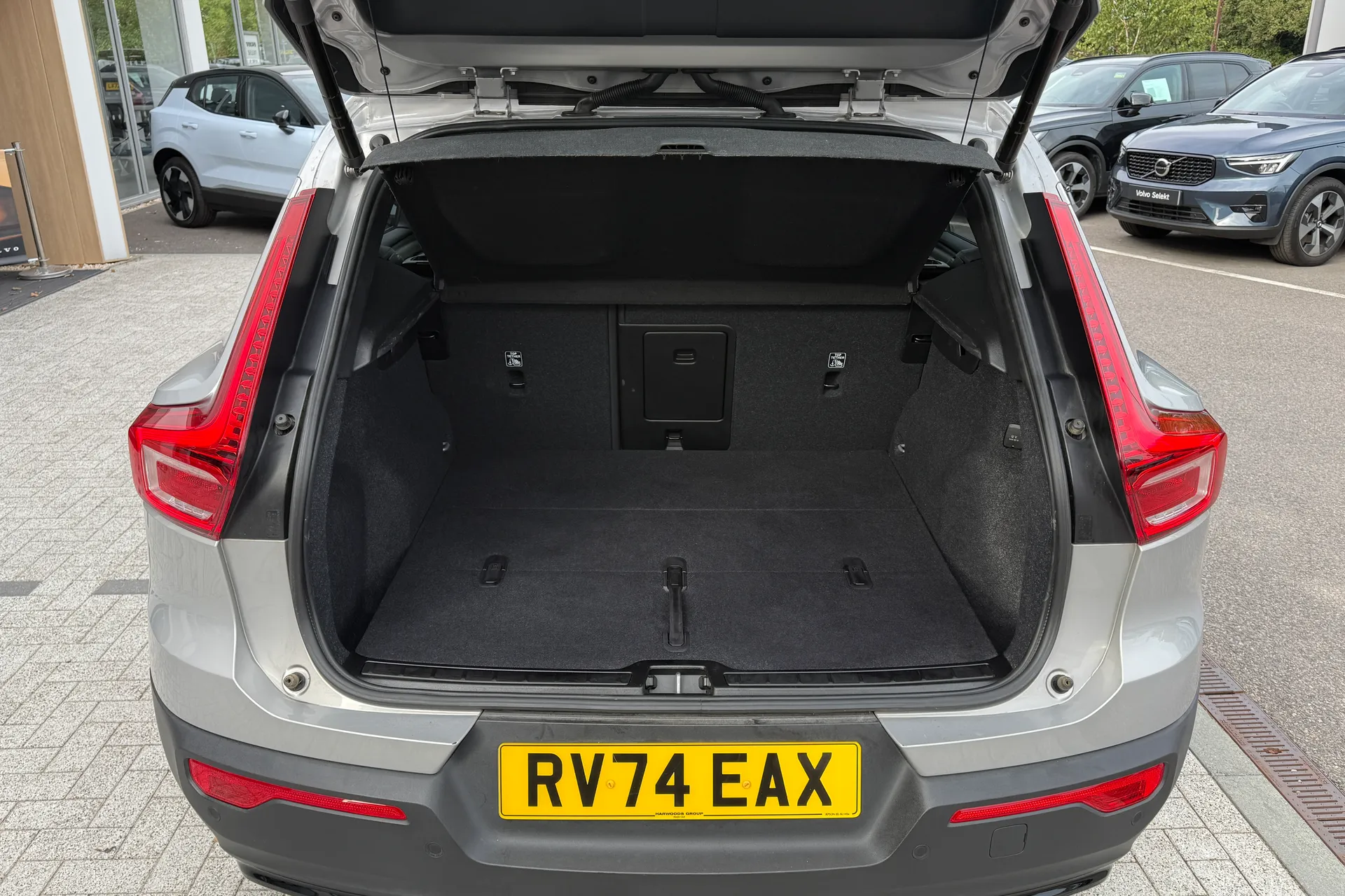 Volvo XC40 R-DESIGN PRO B4 MHEV thumbnail image number 20