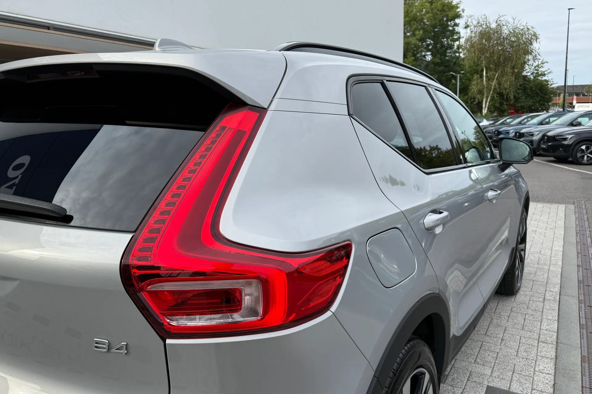Volvo XC40 R-DESIGN PRO B4 MHEV thumbnail image number 17
