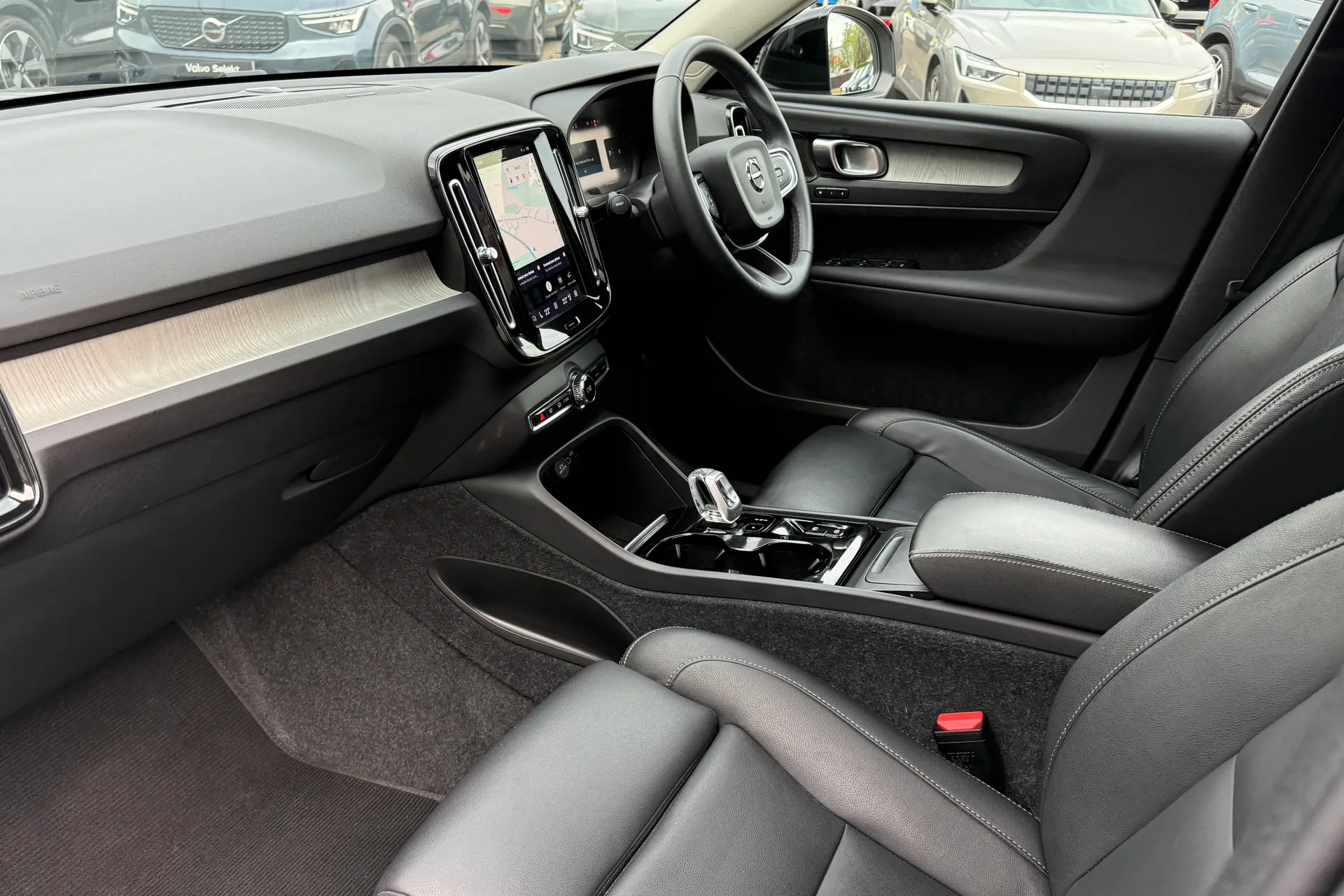 Volvo XC40 R-DESIGN PRO B4 MHEV thumbnail image number 27