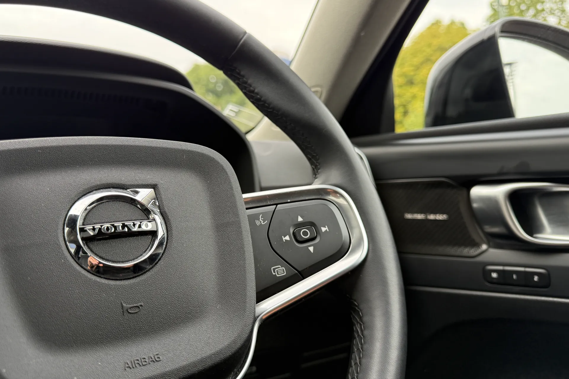 Volvo XC40 R-DESIGN PRO B4 MHEV thumbnail image number 36