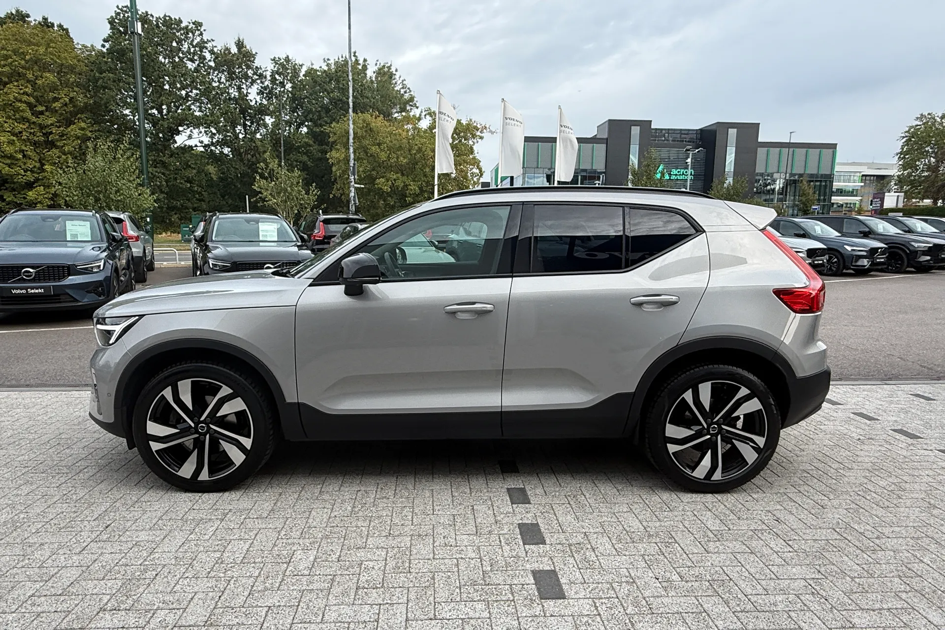 Volvo XC40 R-DESIGN PRO B4 MHEV thumbnail image number 11