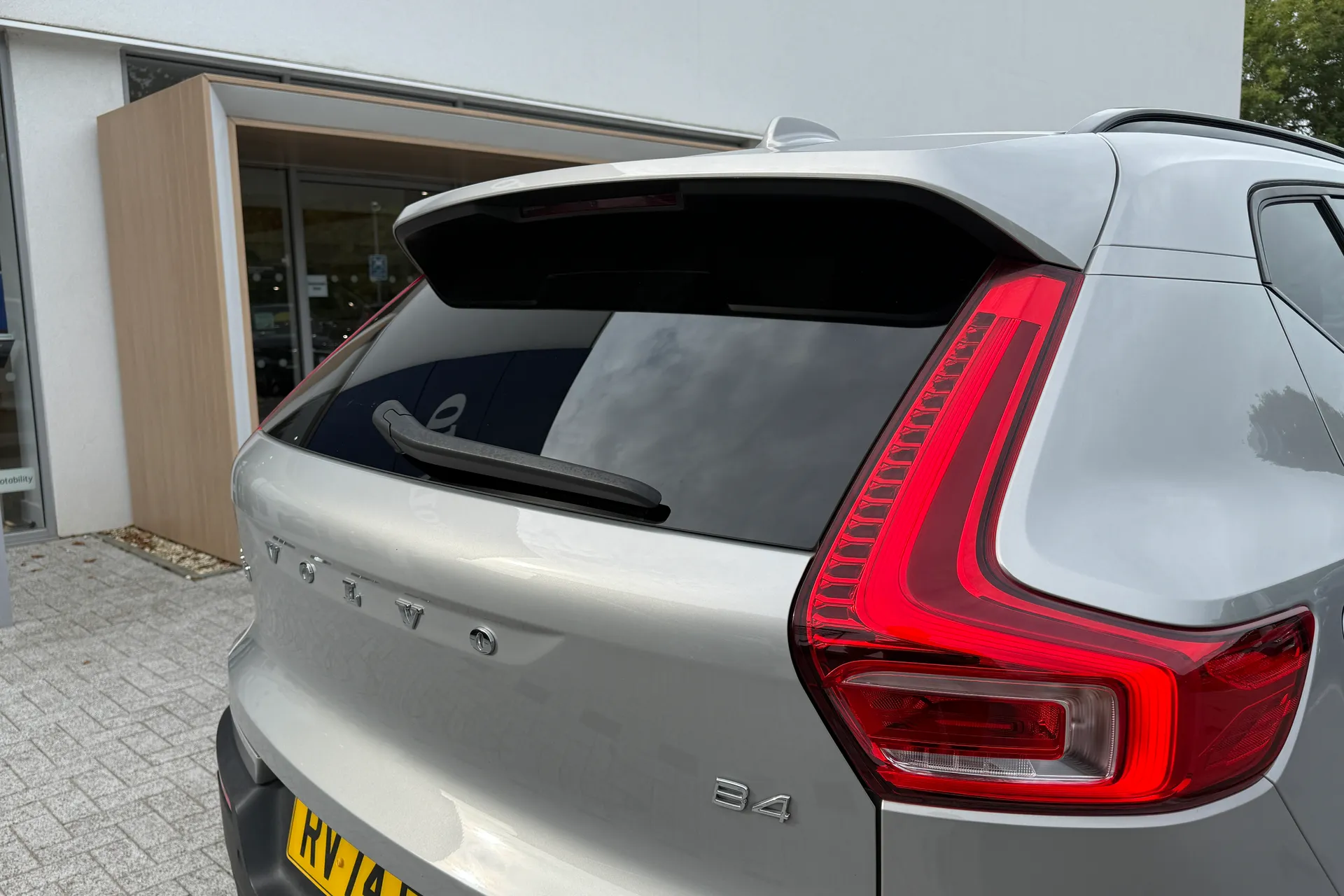 Volvo XC40 R-DESIGN PRO B4 MHEV thumbnail image number 18
