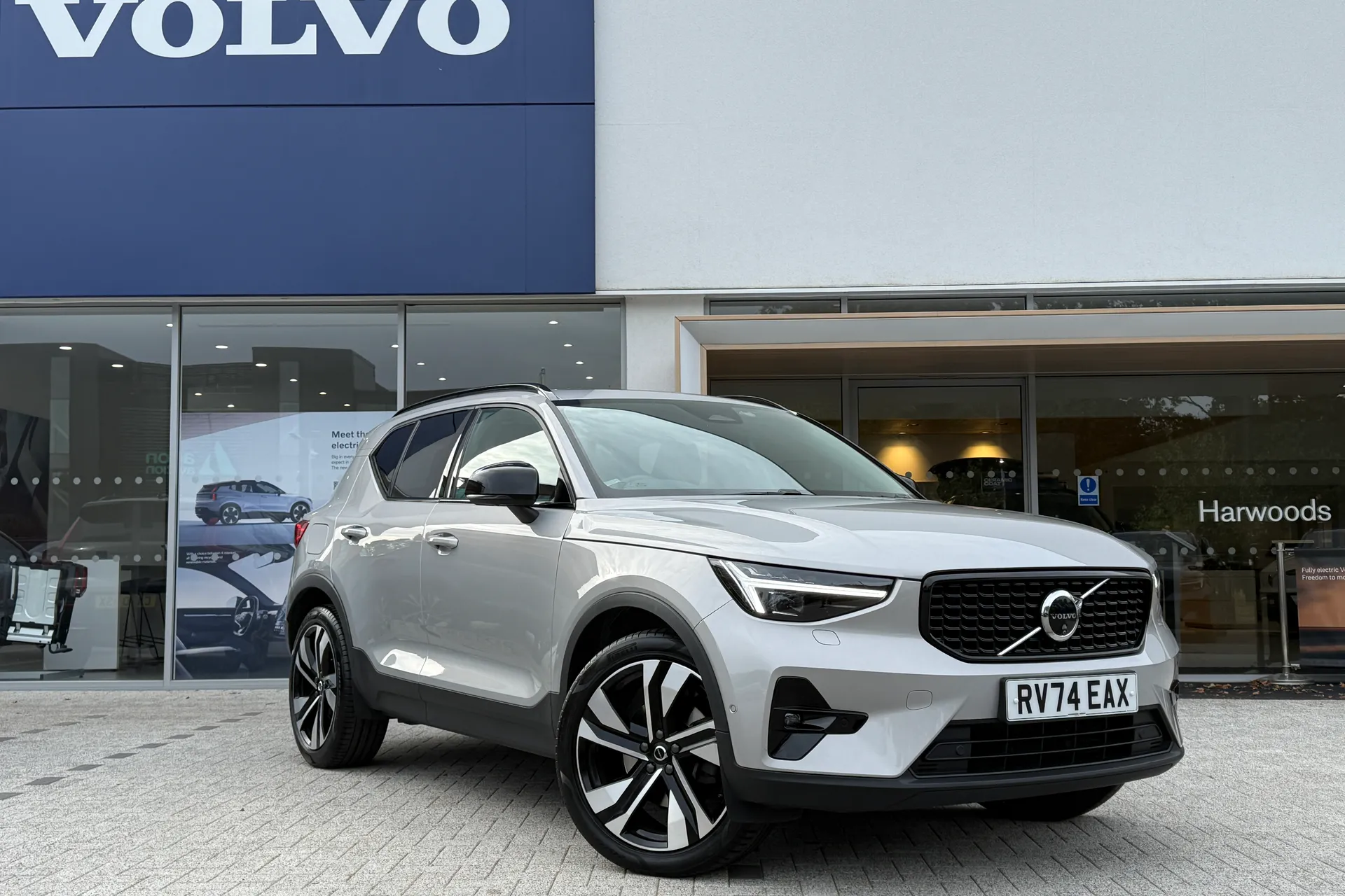Volvo XC40 R-DESIGN PRO B4 MHEV focused image