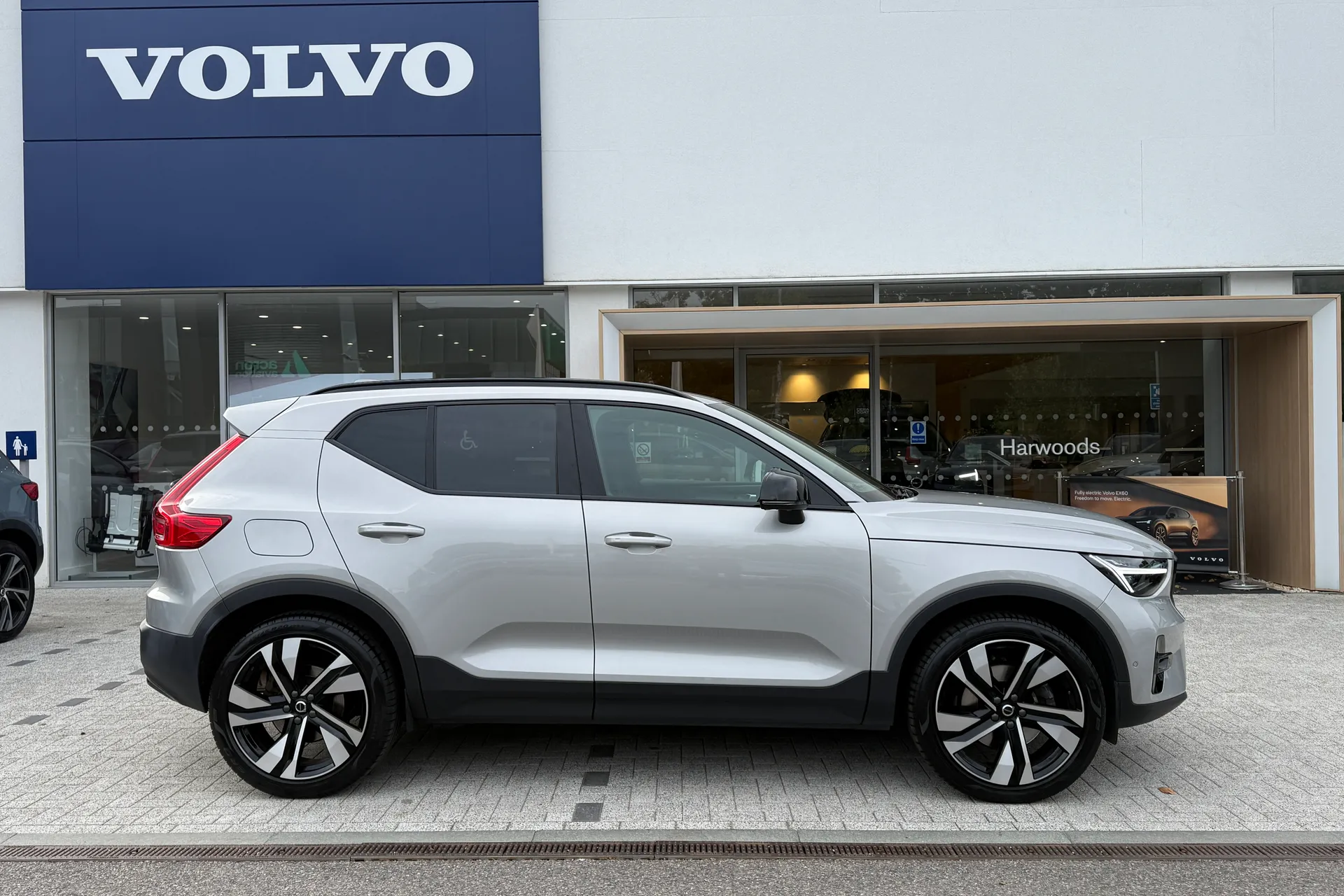 Volvo XC40 R-DESIGN PRO B4 MHEV thumbnail image number 2