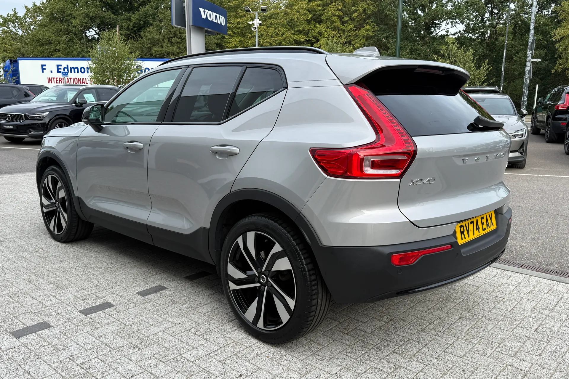 Volvo XC40 R-DESIGN PRO B4 MHEV thumbnail image number 10