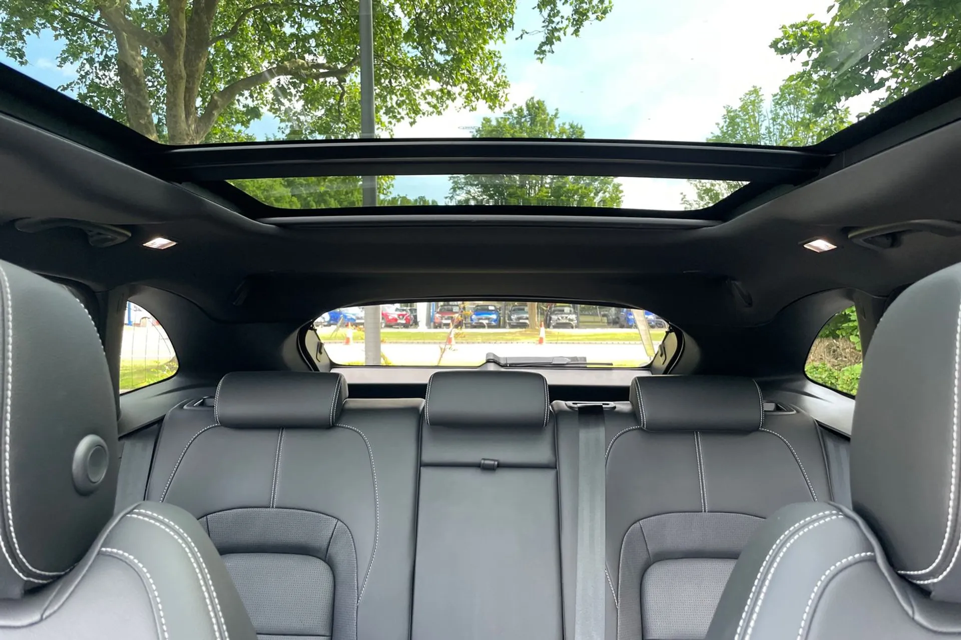 Jaguar F-PACE thumbnail image number 22