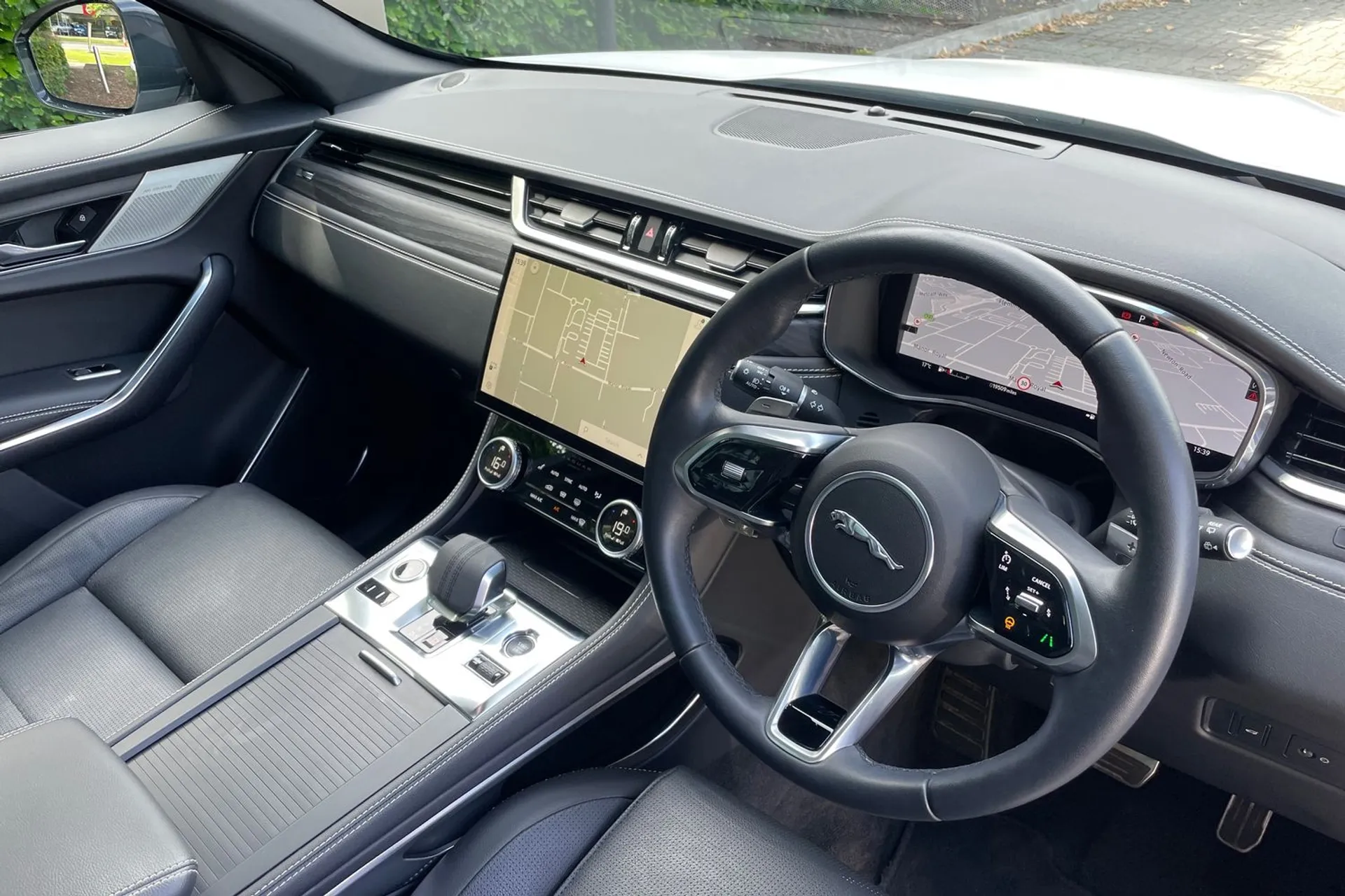 Jaguar F-PACE thumbnail image number 42