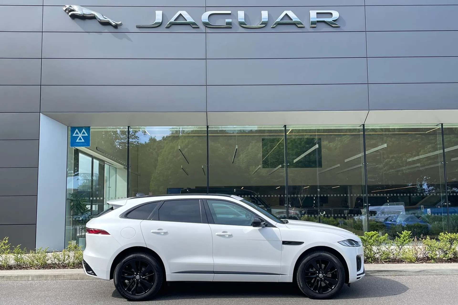 Jaguar F-PACE thumbnail image number 2