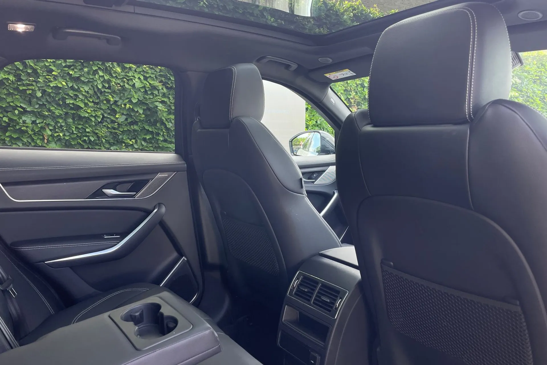 Jaguar F-PACE thumbnail image number 39