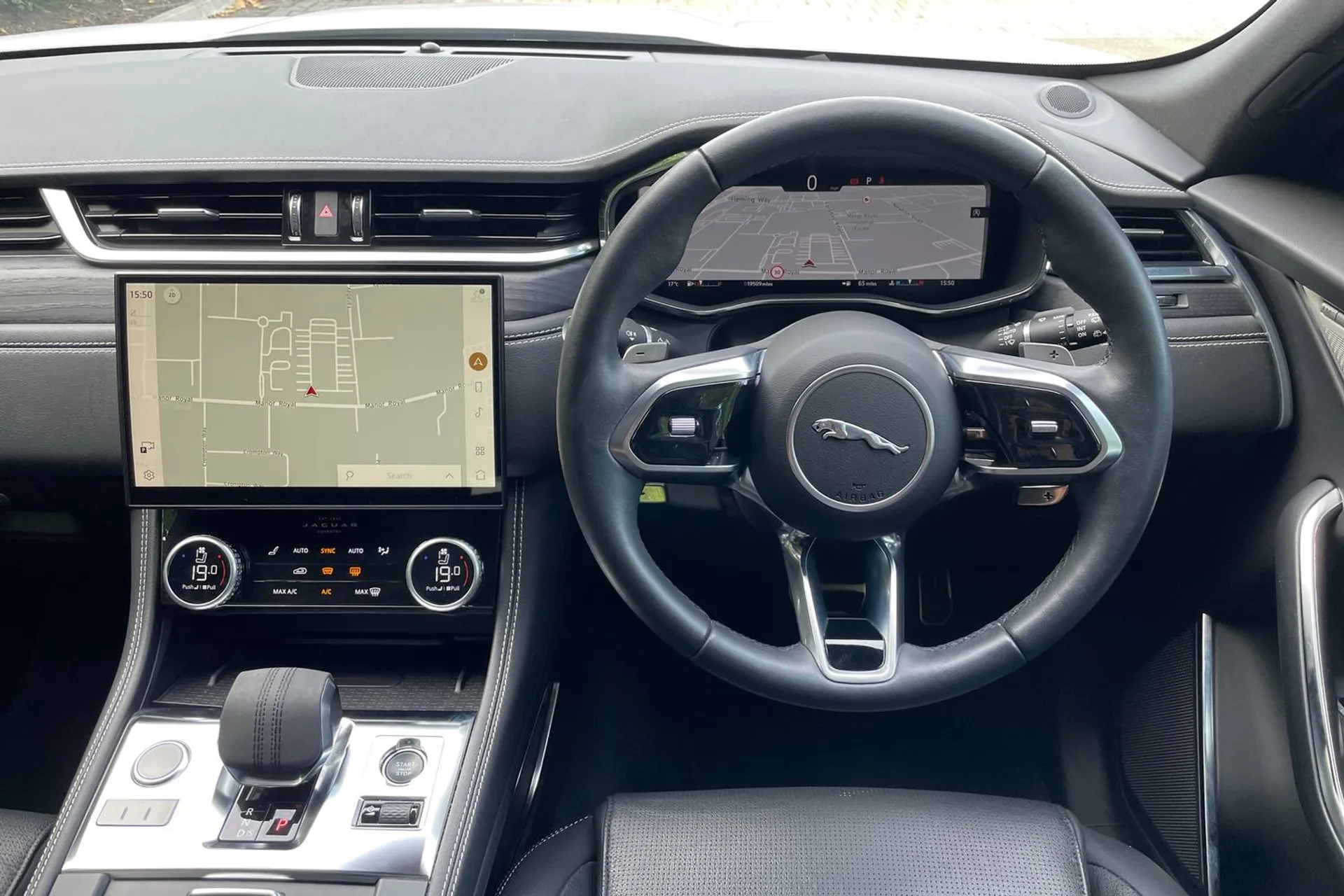 Jaguar F-PACE thumbnail image number 19