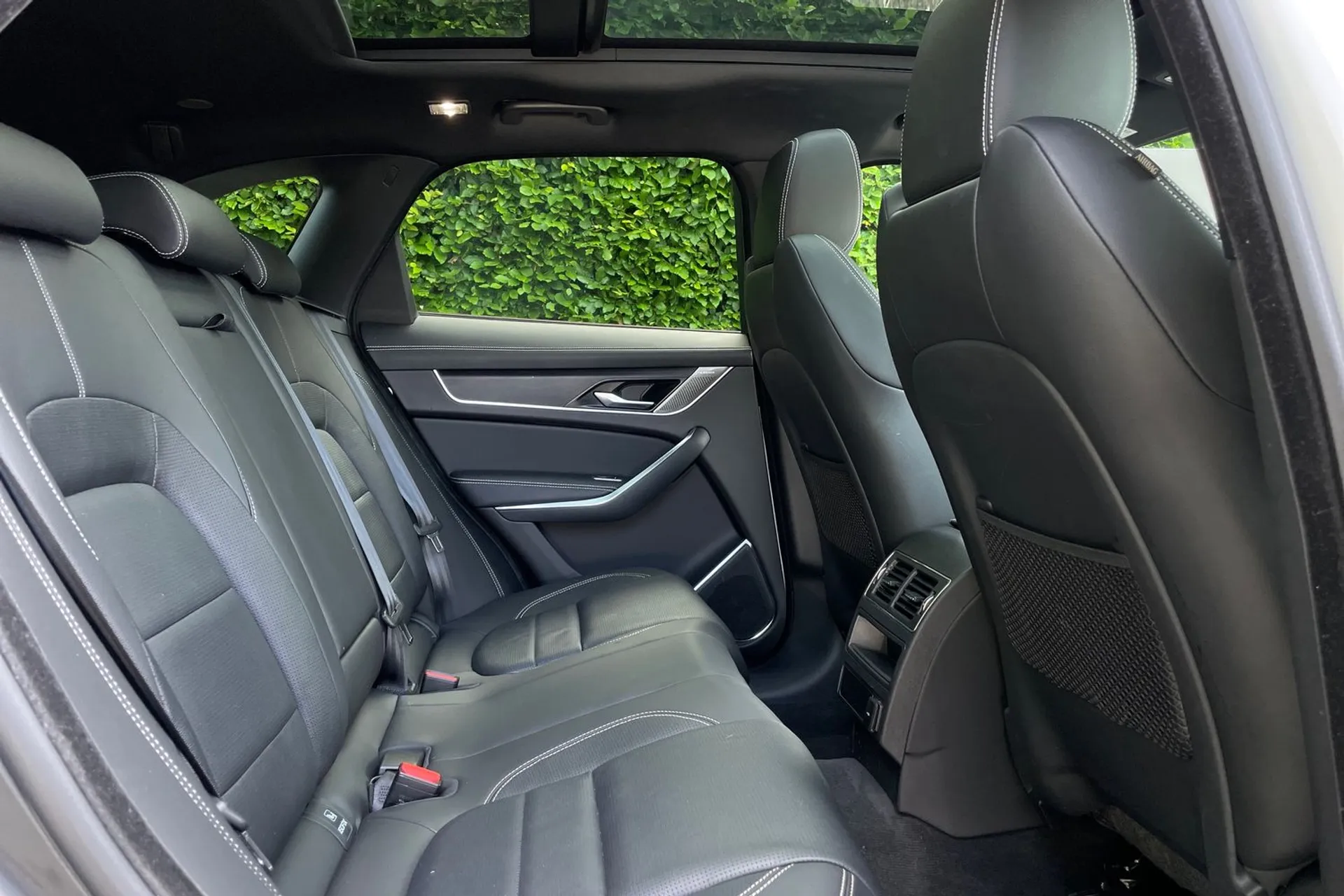 Jaguar F-PACE thumbnail image number 38