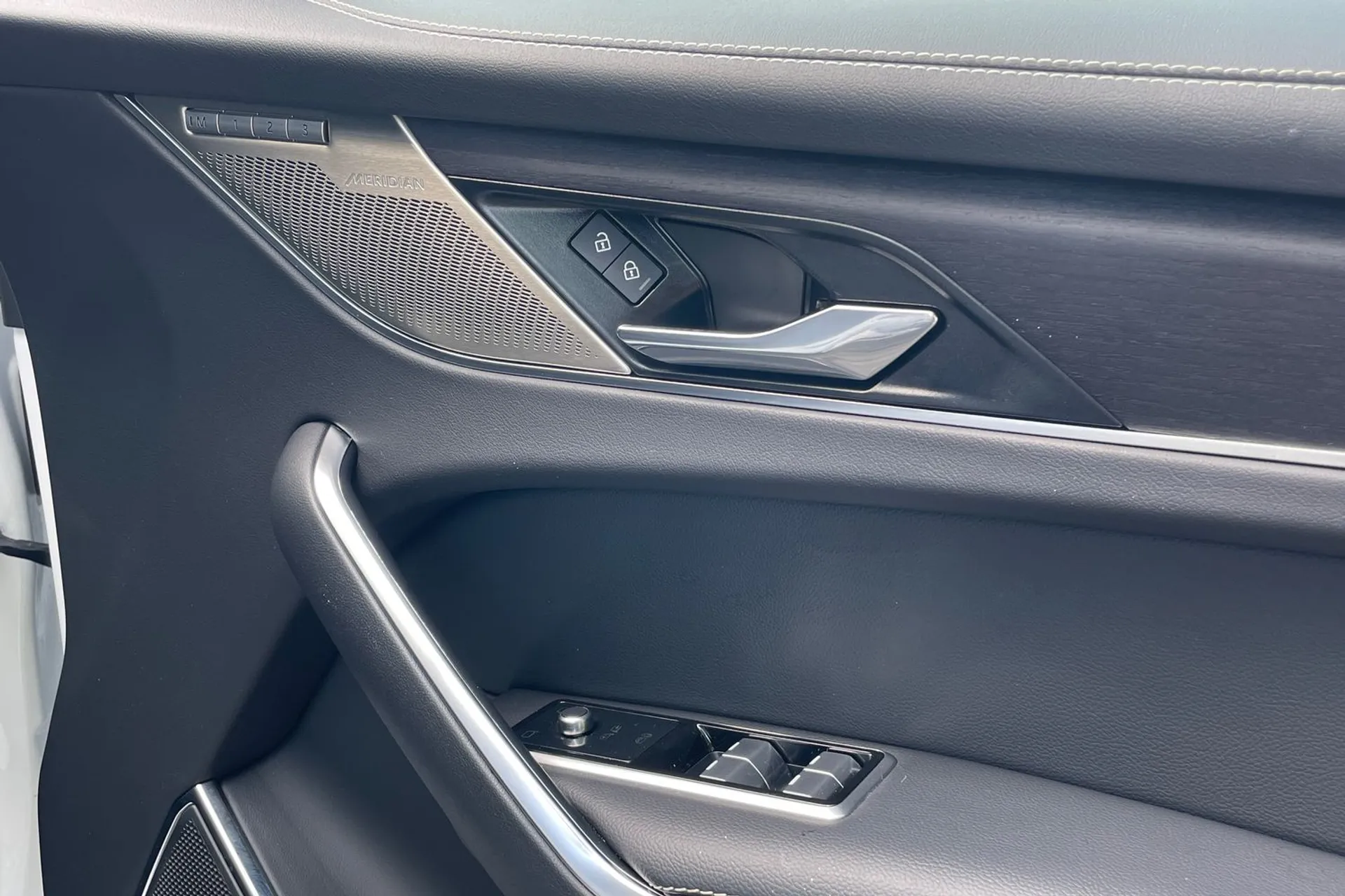 Jaguar F-PACE thumbnail image number 21