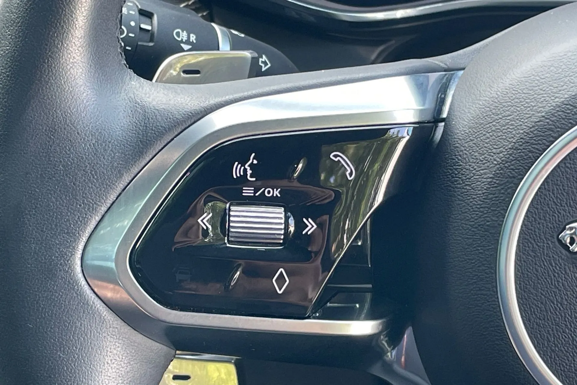 Jaguar F-PACE thumbnail image number 51
