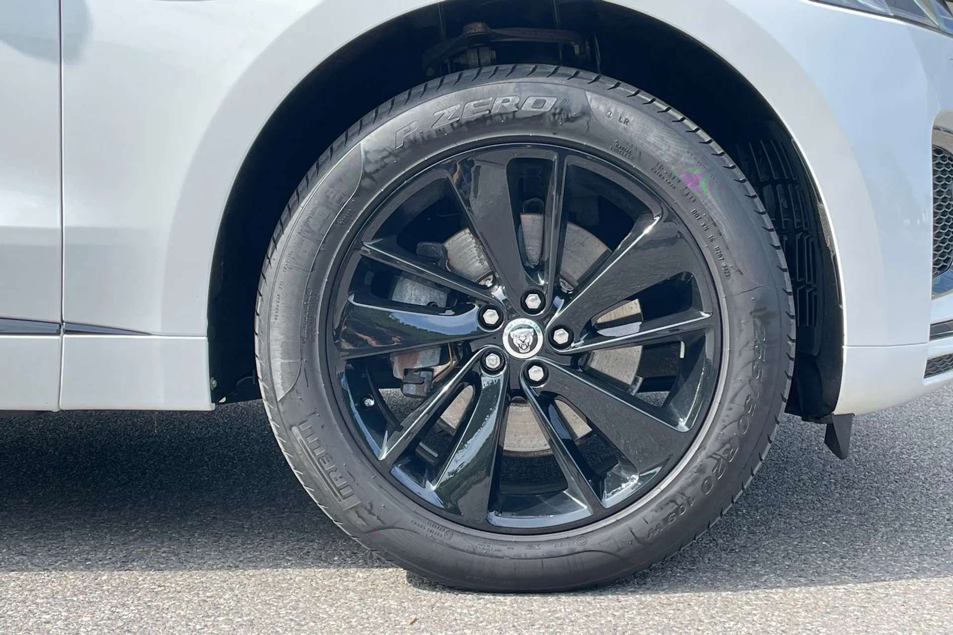 Jaguar F-PACE thumbnail image number 16