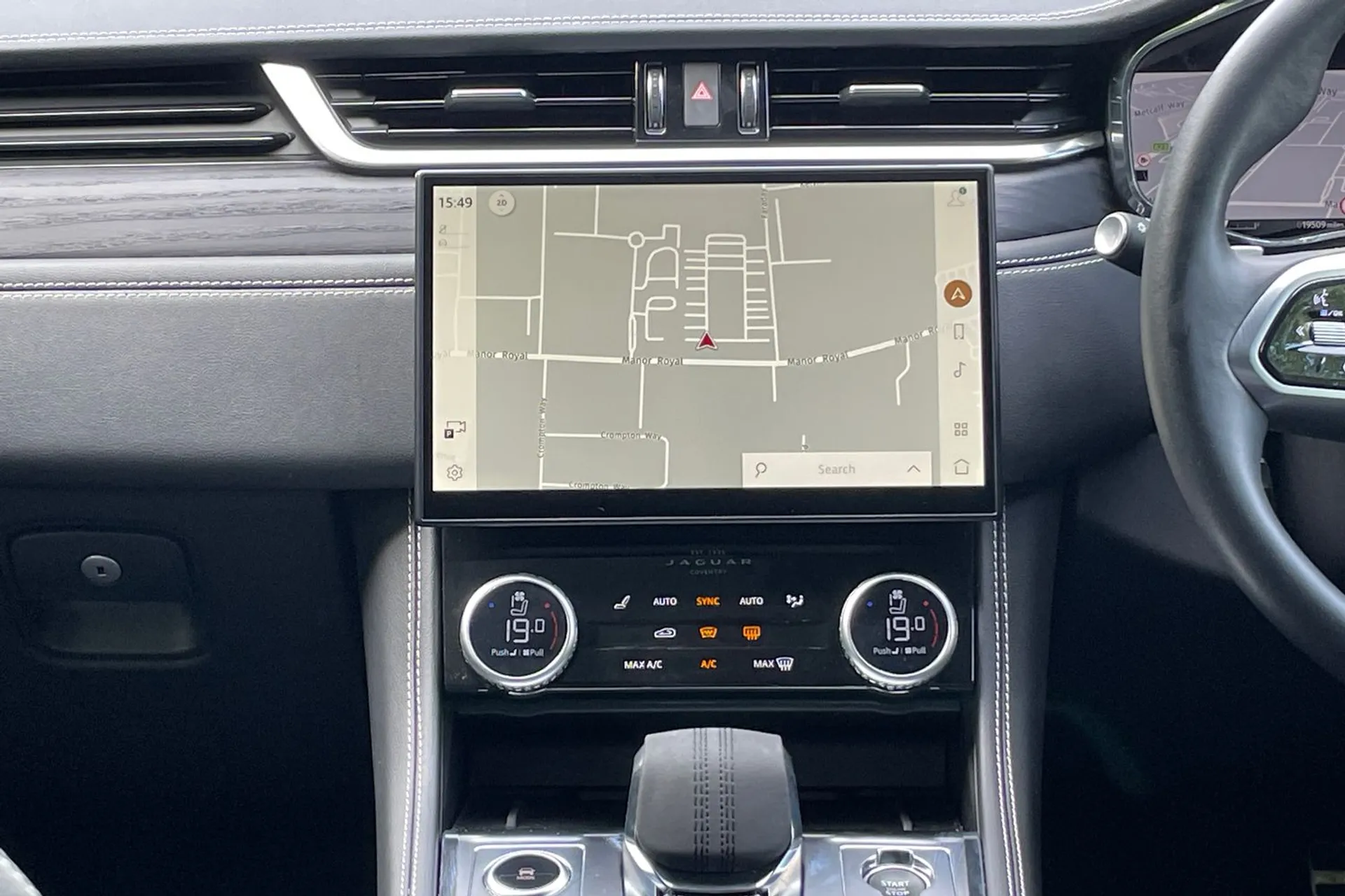 Jaguar F-PACE thumbnail image number 18