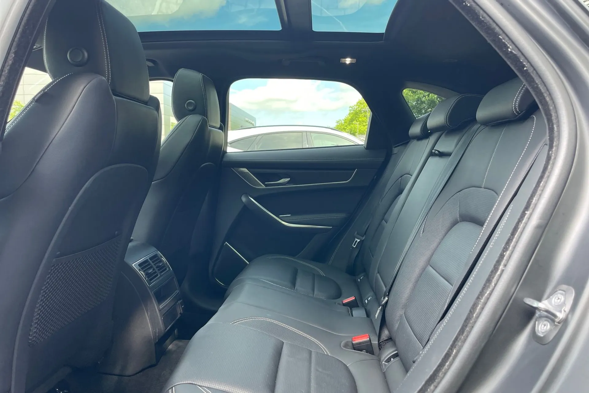 Jaguar F-PACE thumbnail image number 41